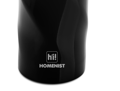 Yanında 'hi! HOMENIST' logosu olan siyah, parlak su şişesi.