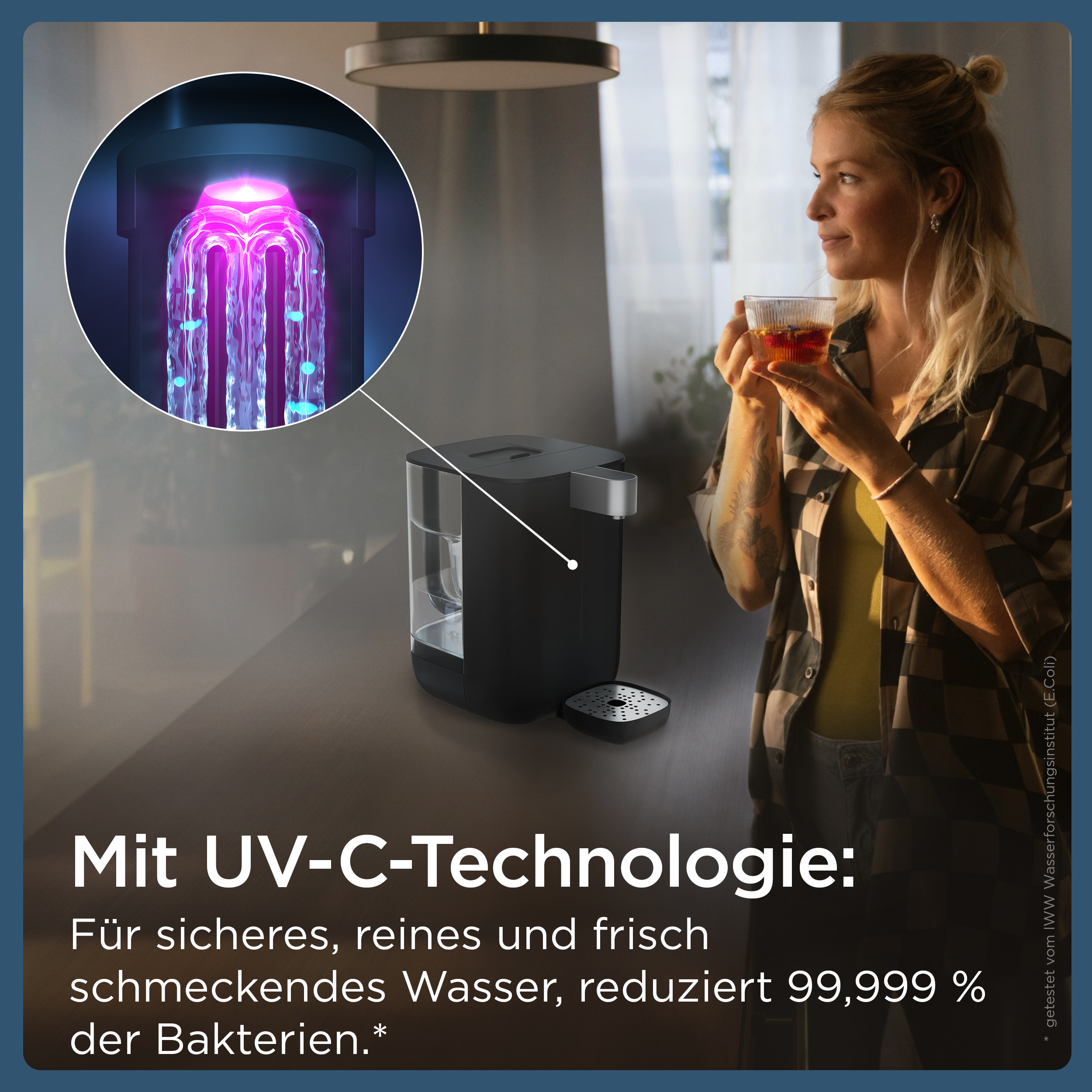 Eine Frau trinkt Tee in der Nähe eines Wasserreinigers mit einer UV-C-Technologie-Grafik. Dunkelblauer Hintergrund.