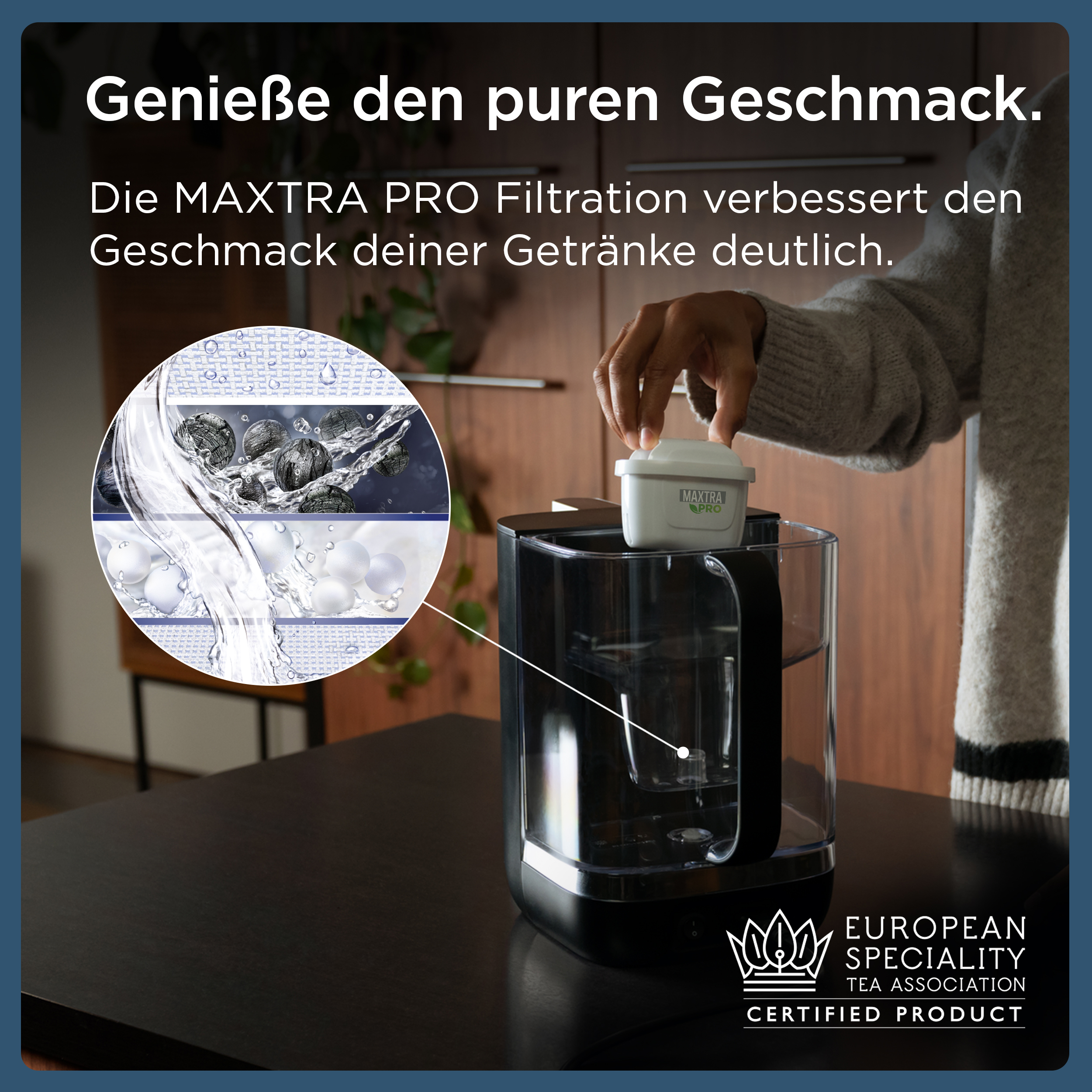 Hand hält eine Wasserfilterkartusche. Wasser fließt hindurch. Der Text lautet: Genießen Sie den puren Geschmack.