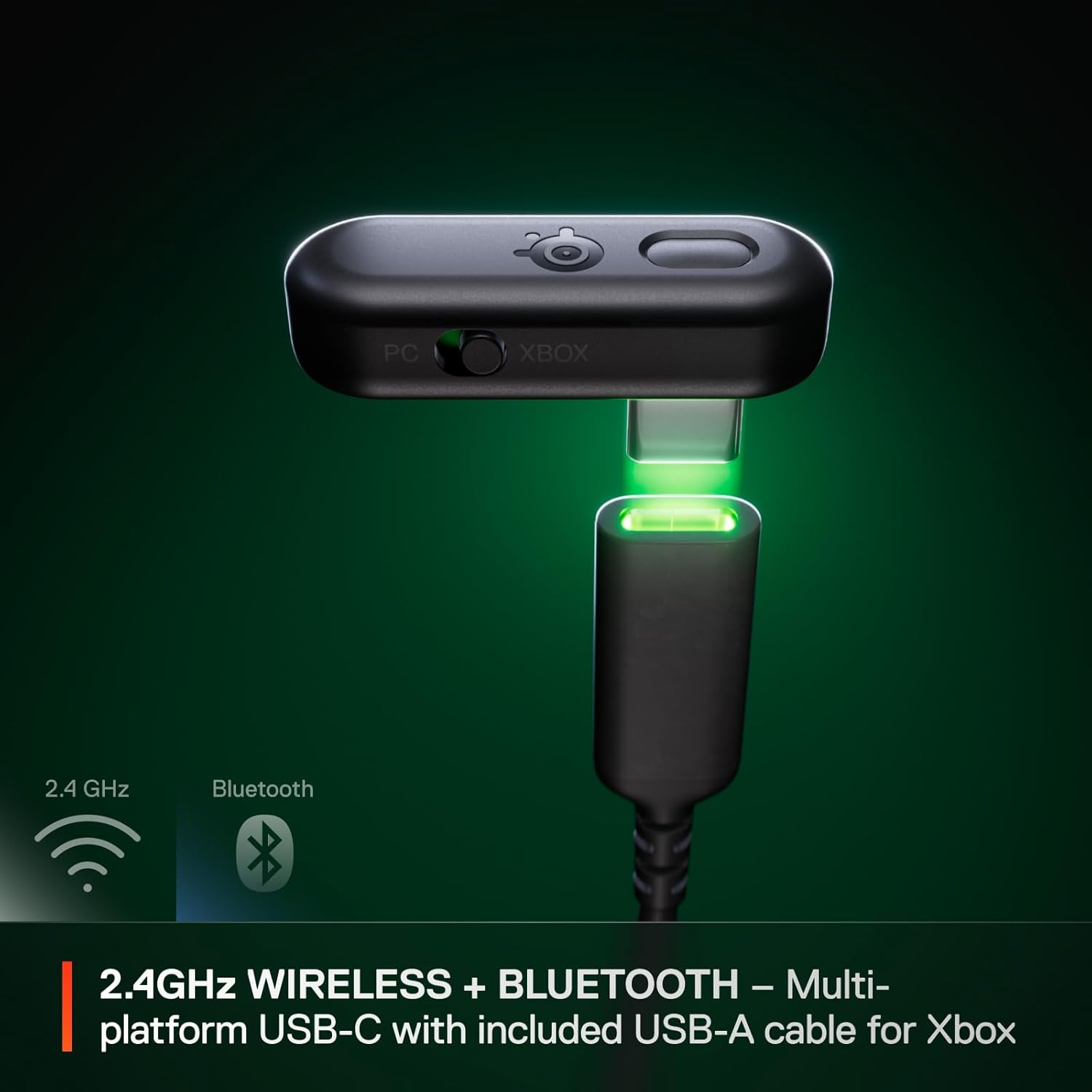 Adattatore wireless USB-C nero collegato a un cavo nero. La luce verde indica la ricarica.