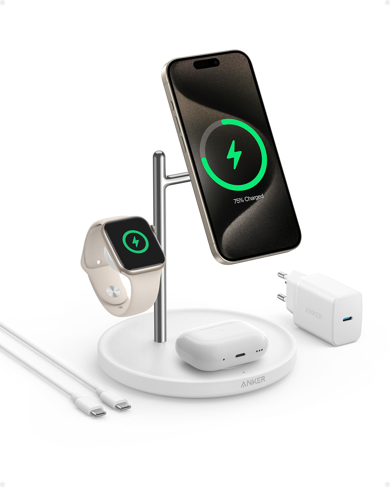 Weiße Ladestation mit Telefon, Uhr und Ohrhörern. Telefon zeigt 75% Ladung an. Weißer Hintergrund.