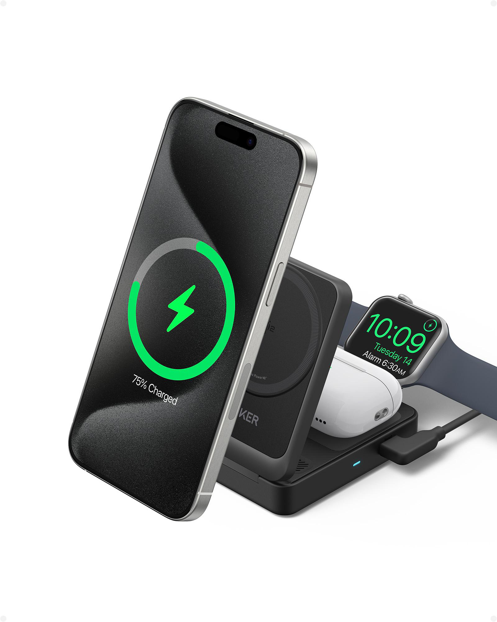 Telefon, Uhr und Ohrhörer laden auf einer schwarzen Ladestation. Telefon zeigt 75% geladen.