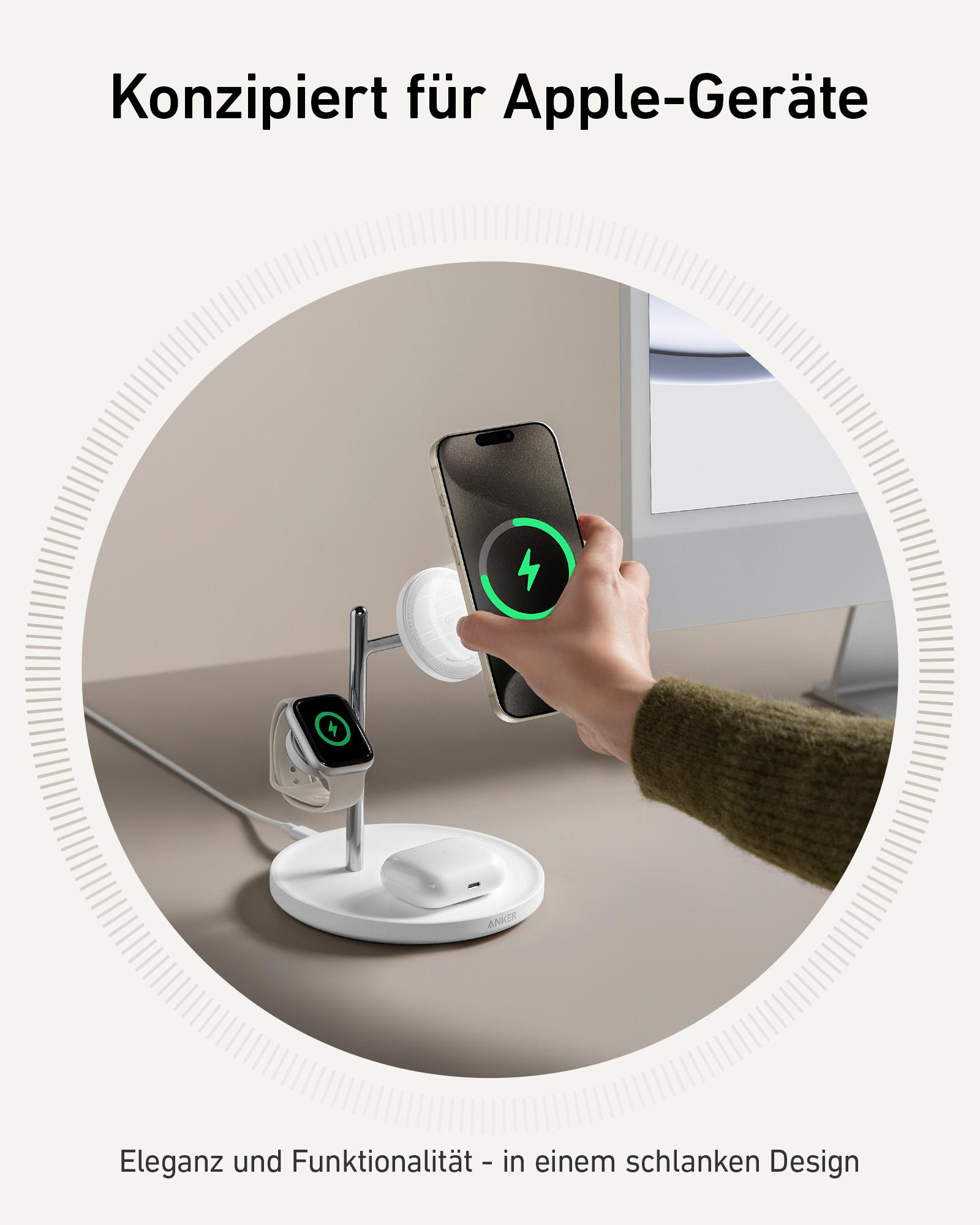 Eine Hand legt ein Telefon auf eine Ladestation mit Uhr, neben einem Computer.