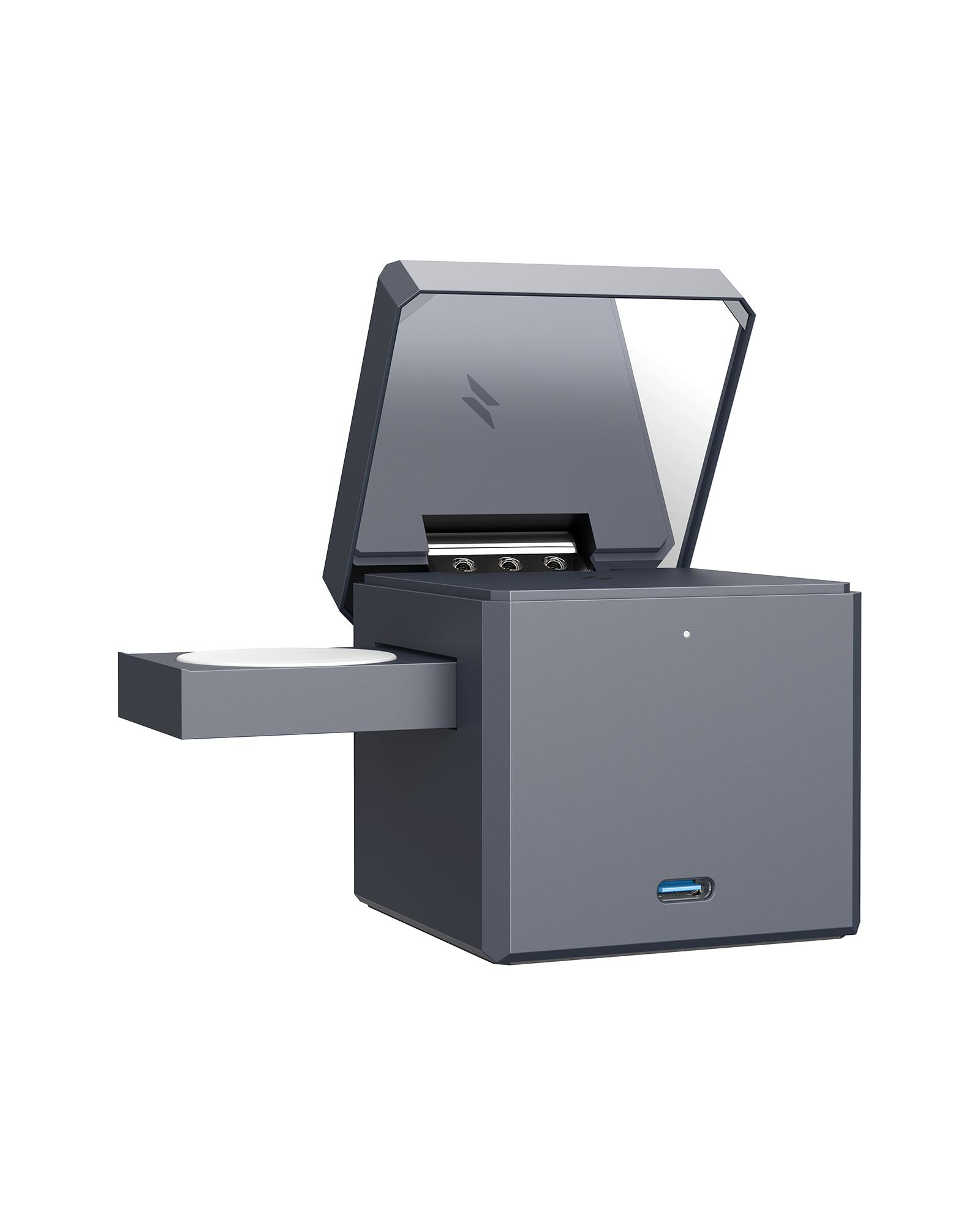 Grauer Würfel-Ladestation mit Uhrenladegerät, erhöhtem Deckel und USB-C-Anschluss.