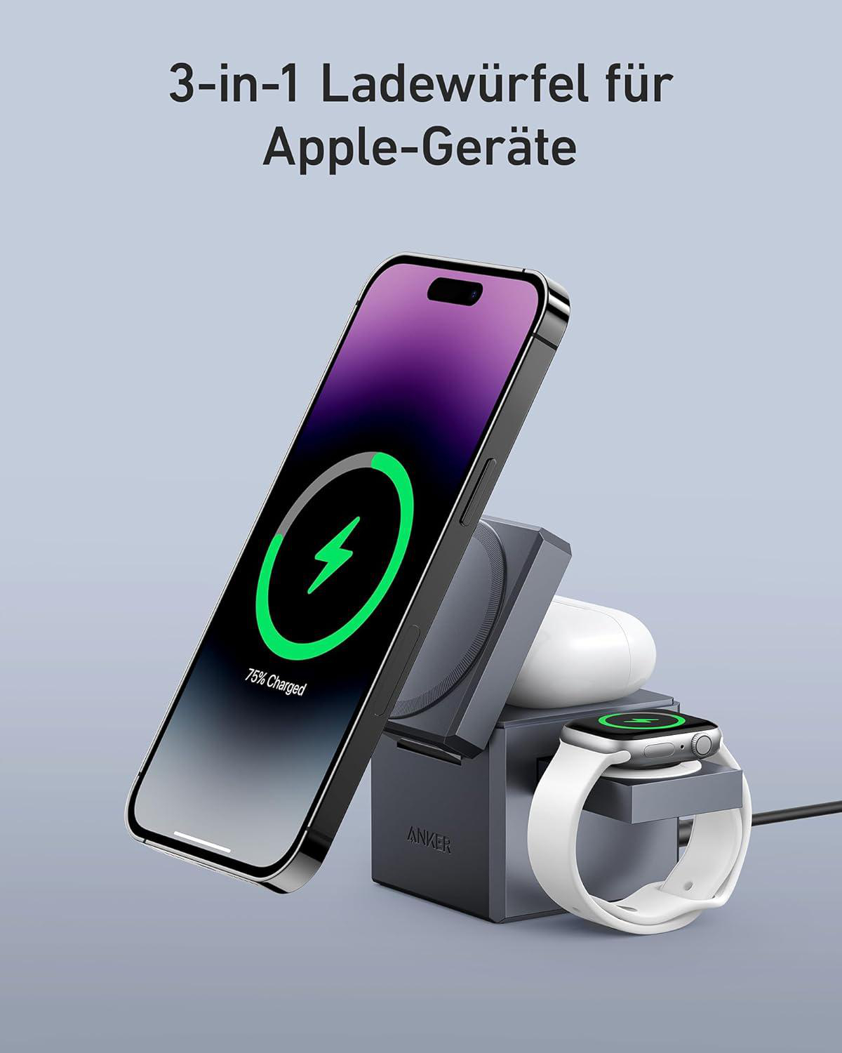 Ein iPhone, AirPods und Apple Watch laden auf einer grauen Ladestation, Schrägansicht.