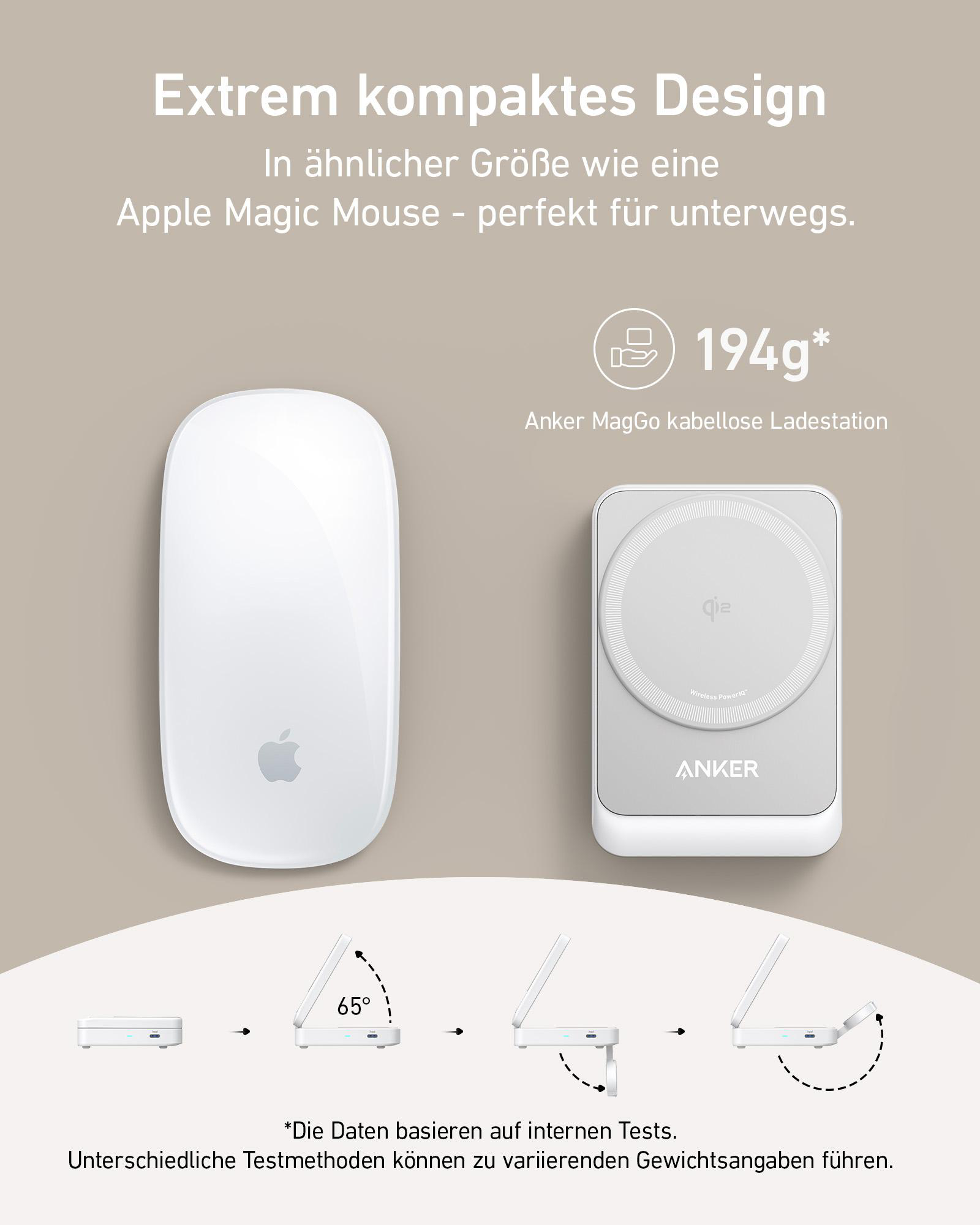 Eine Apple Magic Mouse neben einer grauen Ladestation, Größenvergleich, beide schräg.