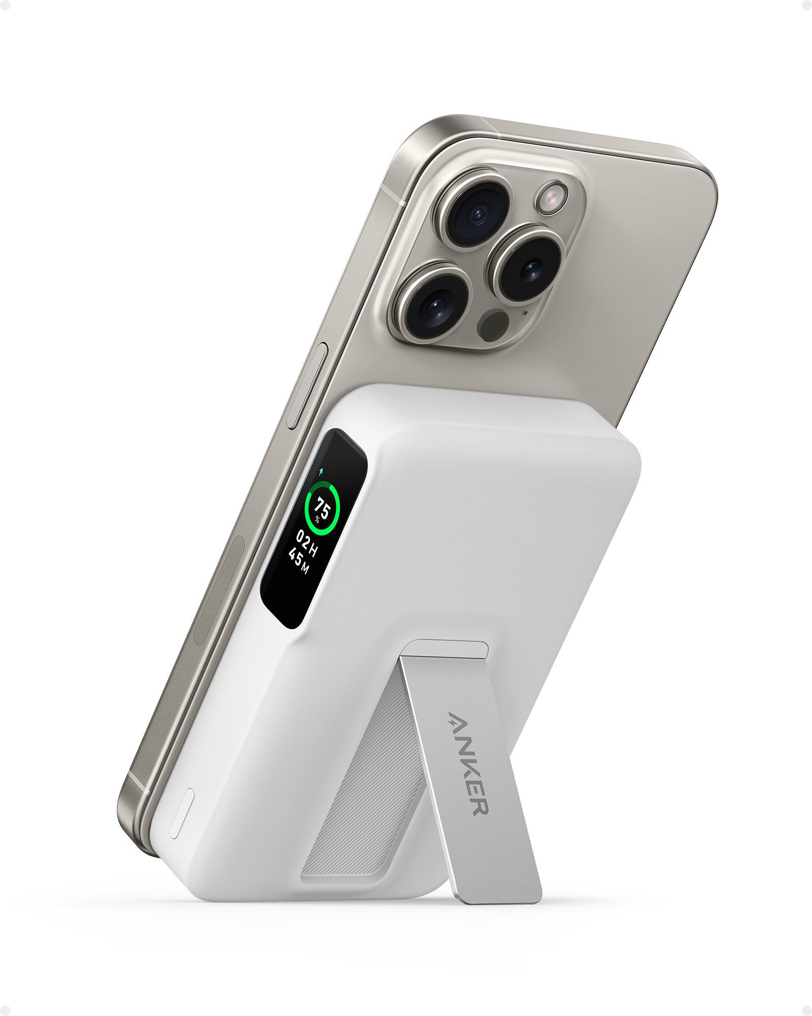 Weiße Anker Powerbank, die ein silbernes iPhone auflädt. Der Bildschirm zeigt Batterieinfos.