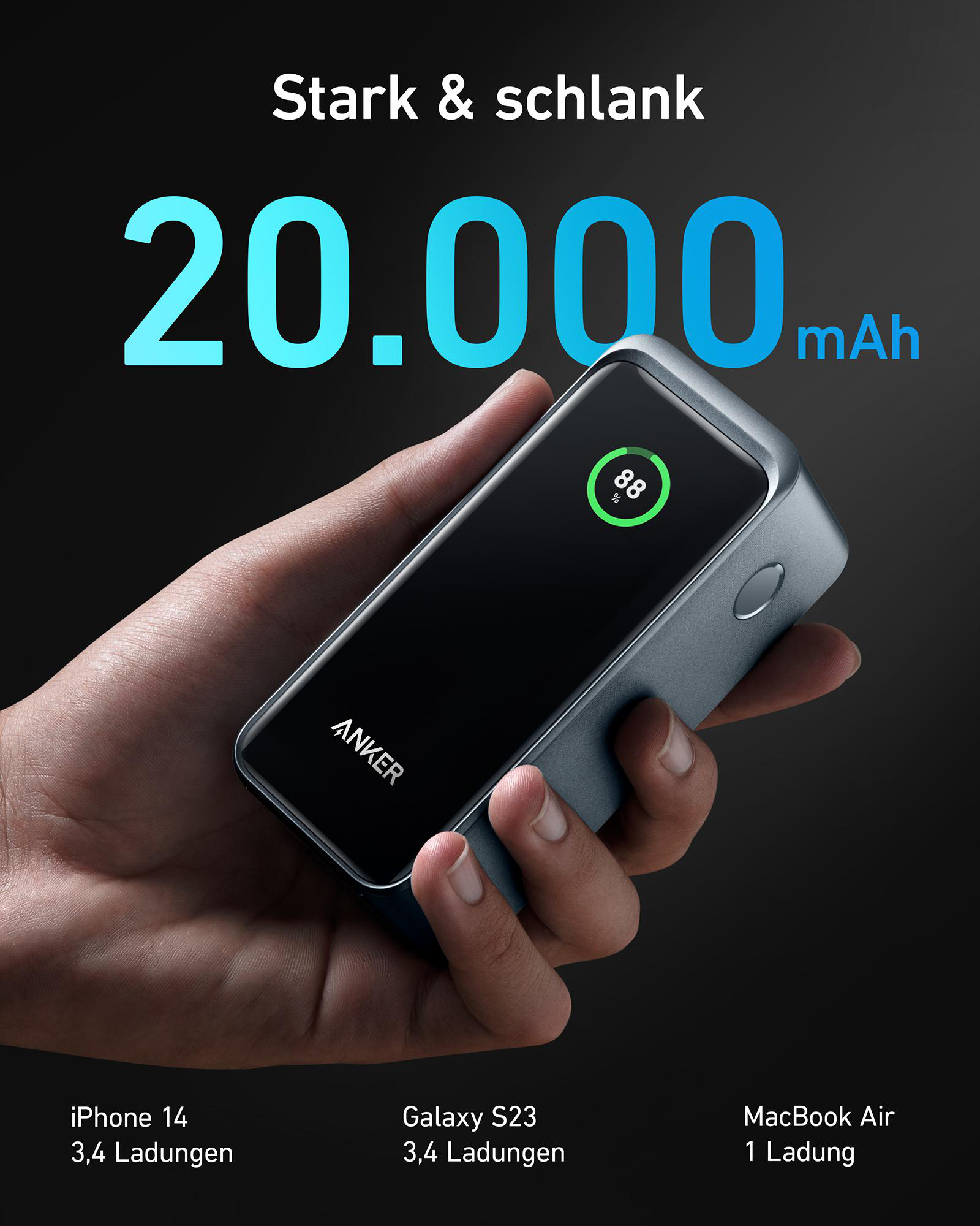 Person hält schwarze Powerbank mit Bildschirm, der Akkustand anzeigt.