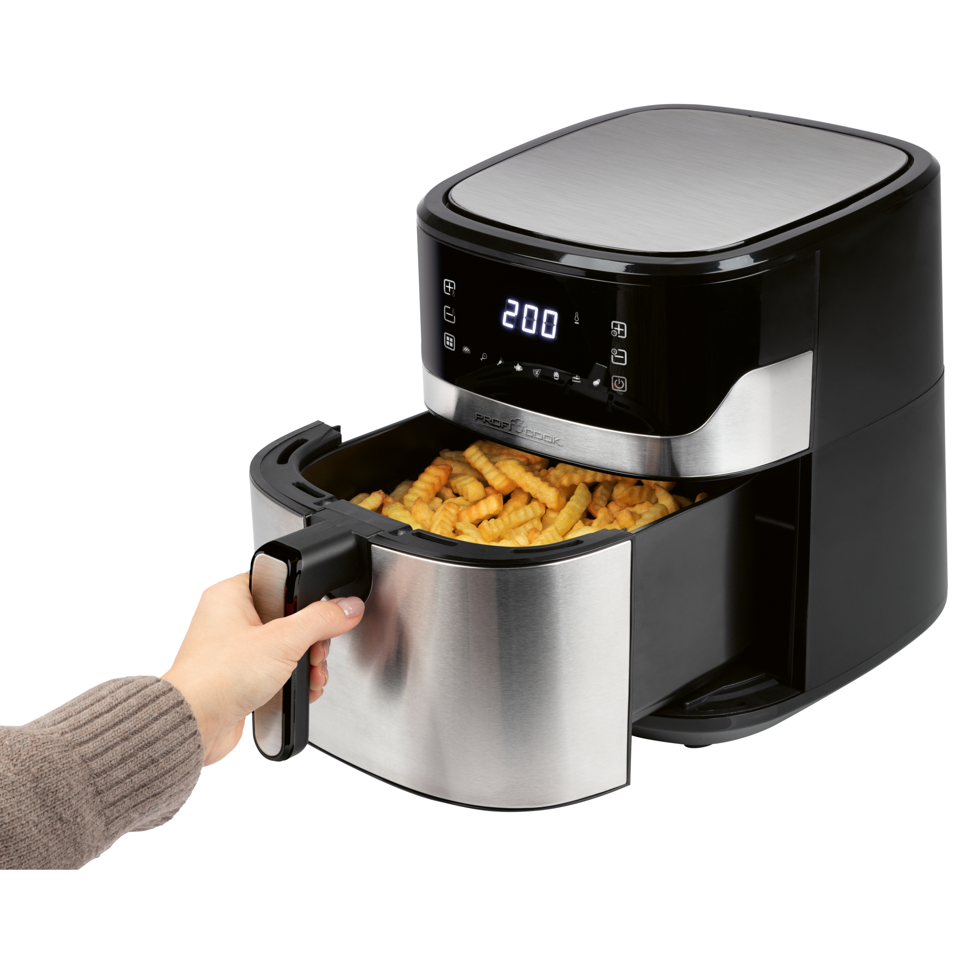 Eine Heißluftfritteuse mit Pommes Frites im Korb und eine Hand, die den Griff hält.