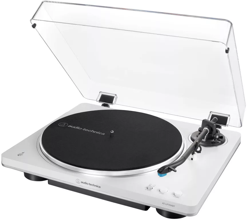 Fehér audio-technica lemezjátszó átlátszó műanyag fedéllel felhajtva.