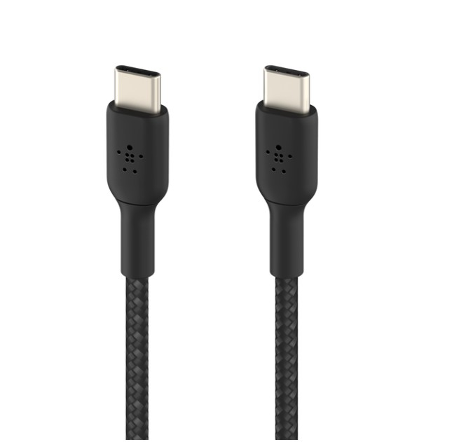 Siyah örgülü kablolu iki adet siyah USB-C kablosu.