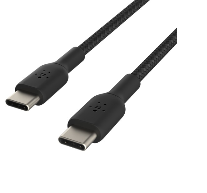 Siyah USB-C kablosu, açılı görünüm. Kablo Belkin markasına sahip. Beyaz arka plan. İki USB-C konektörü görünür.