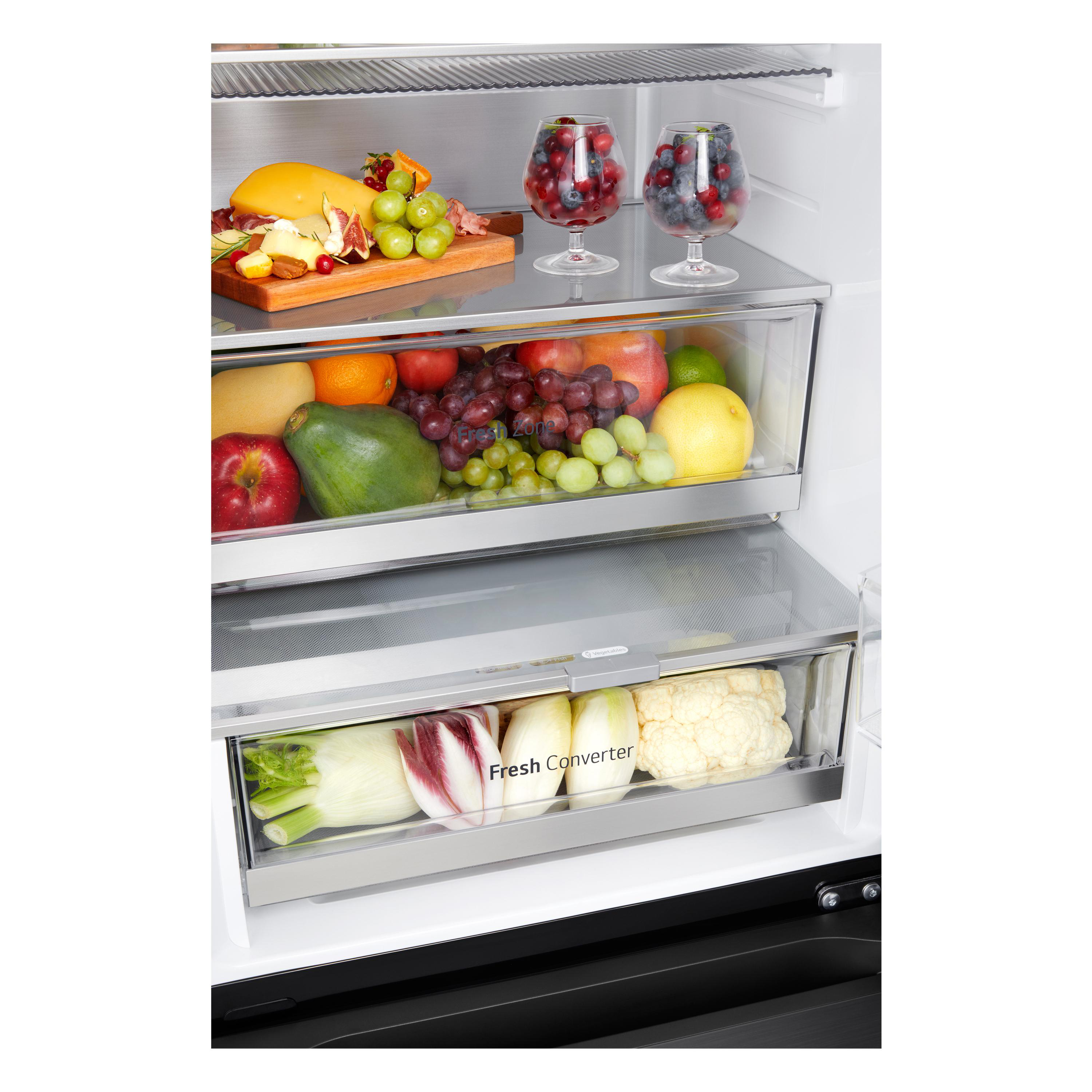Ein Kühlschrankinnenraum mit Glasböden, Gemüse und Obst.