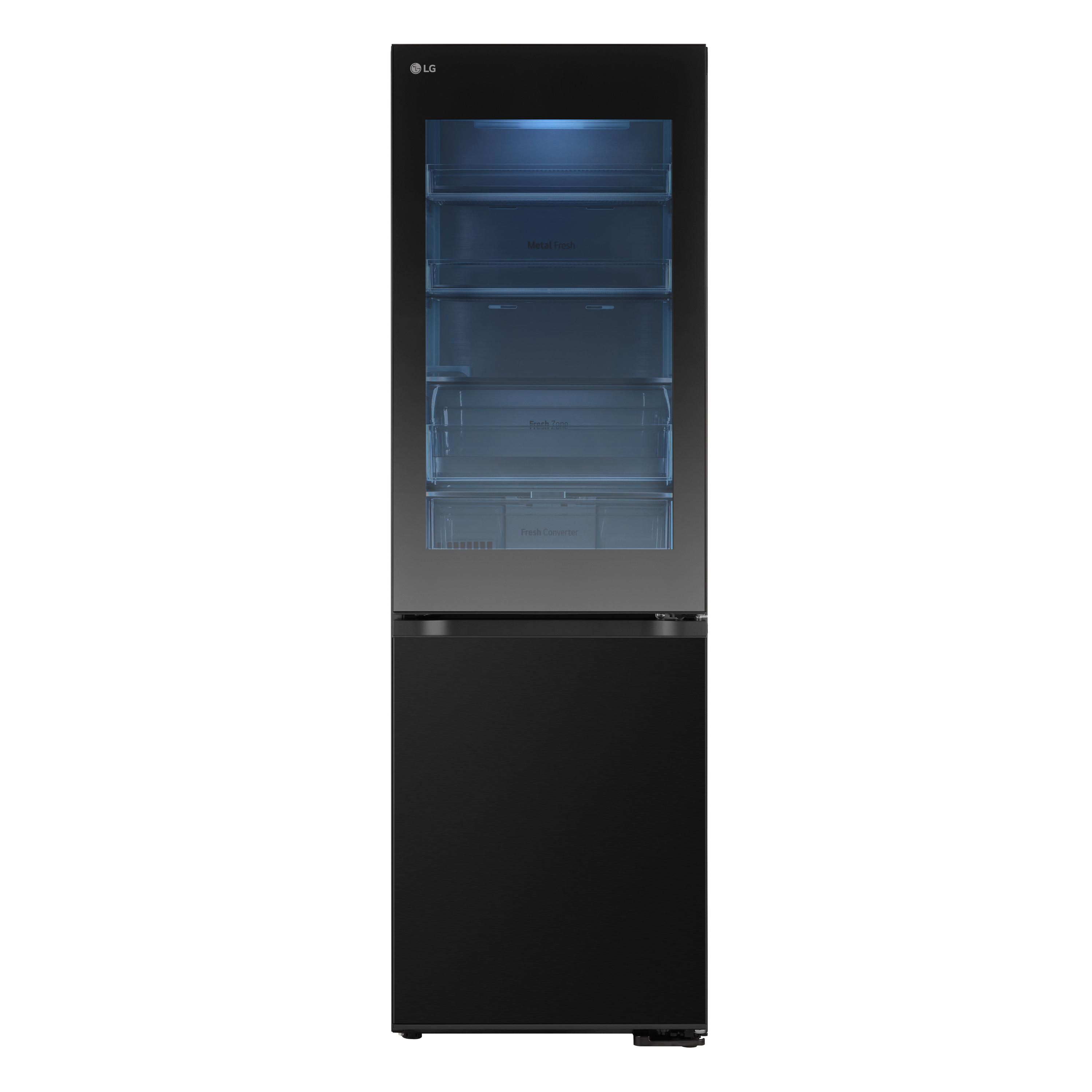Ein schwarzer Kühlschrank, mit einer offenen und einer geschlossenen Tür.