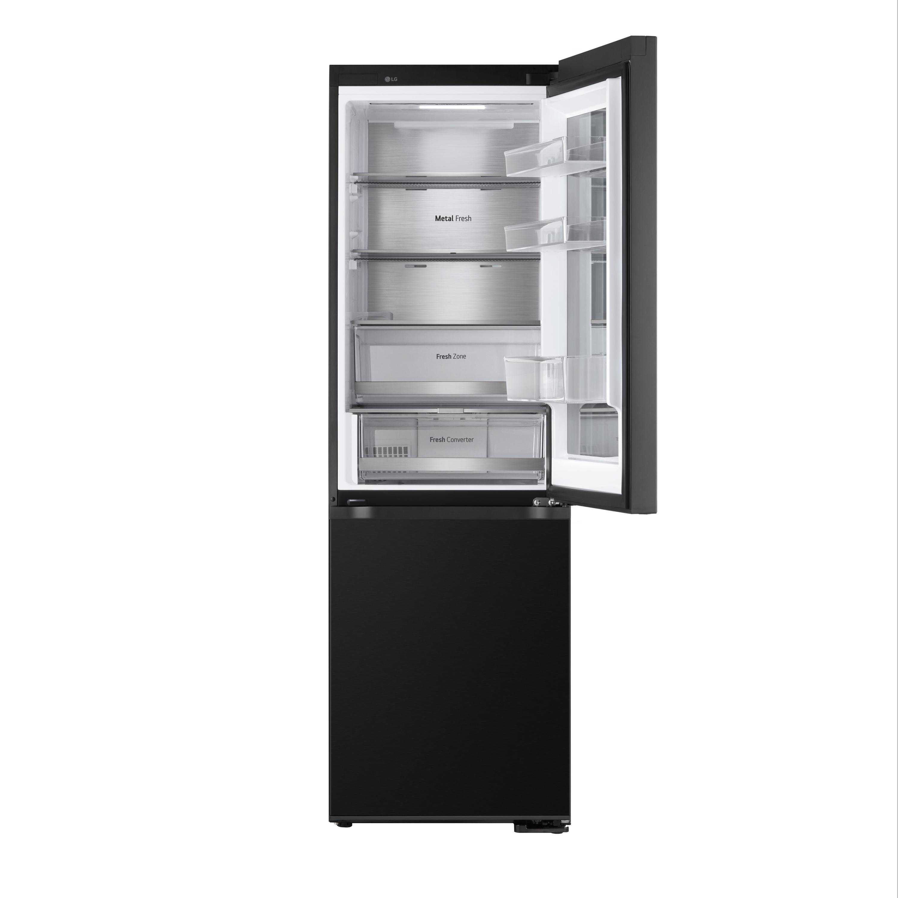 Schwarzer Kühlschrank mit offener Tür. Innenregale und Schubladen sind sichtbar.