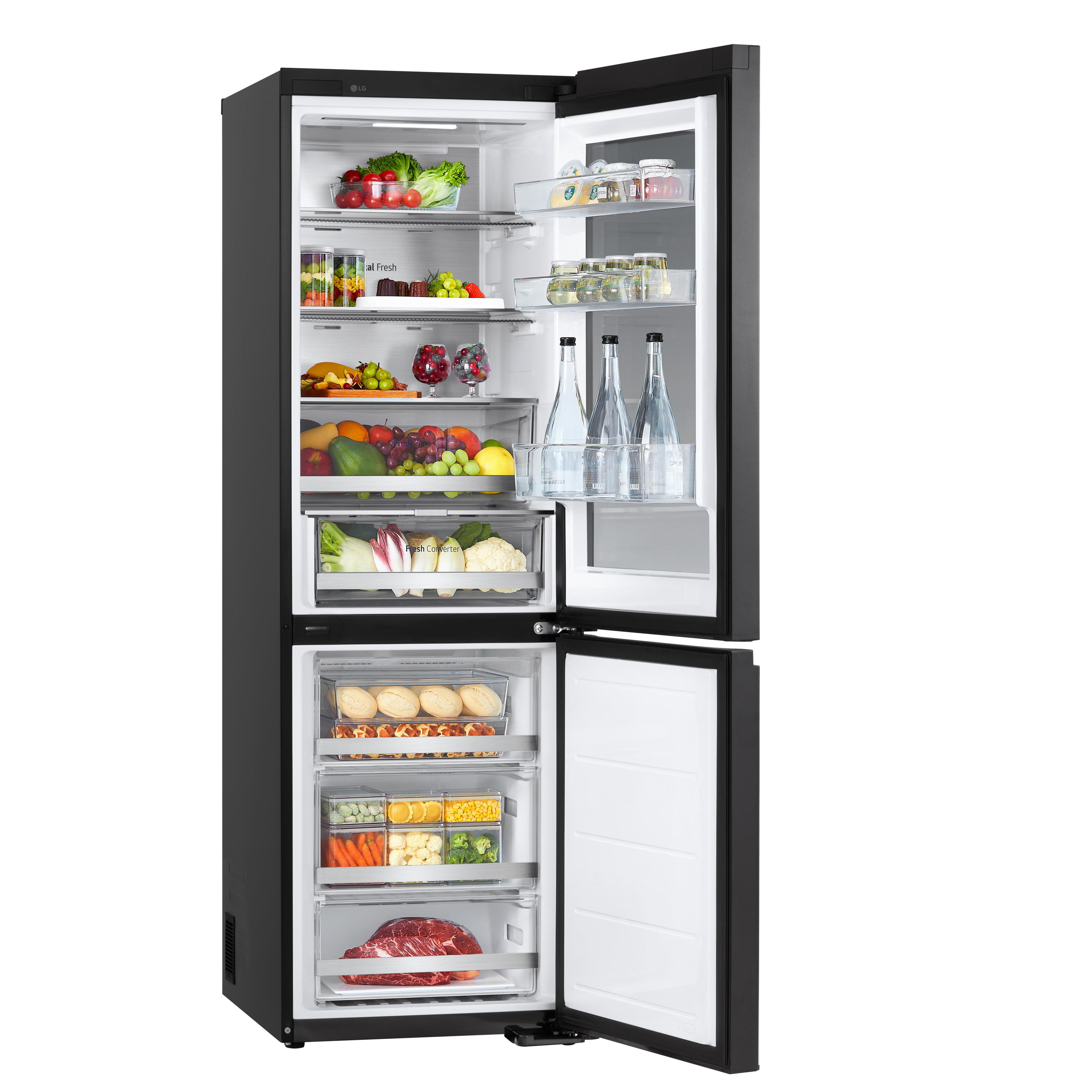Schwarzer LG-Kühlschrank mit geöffneten Türen, zeigt Regale mit Lebensmitteln, weißer Hintergrund.
