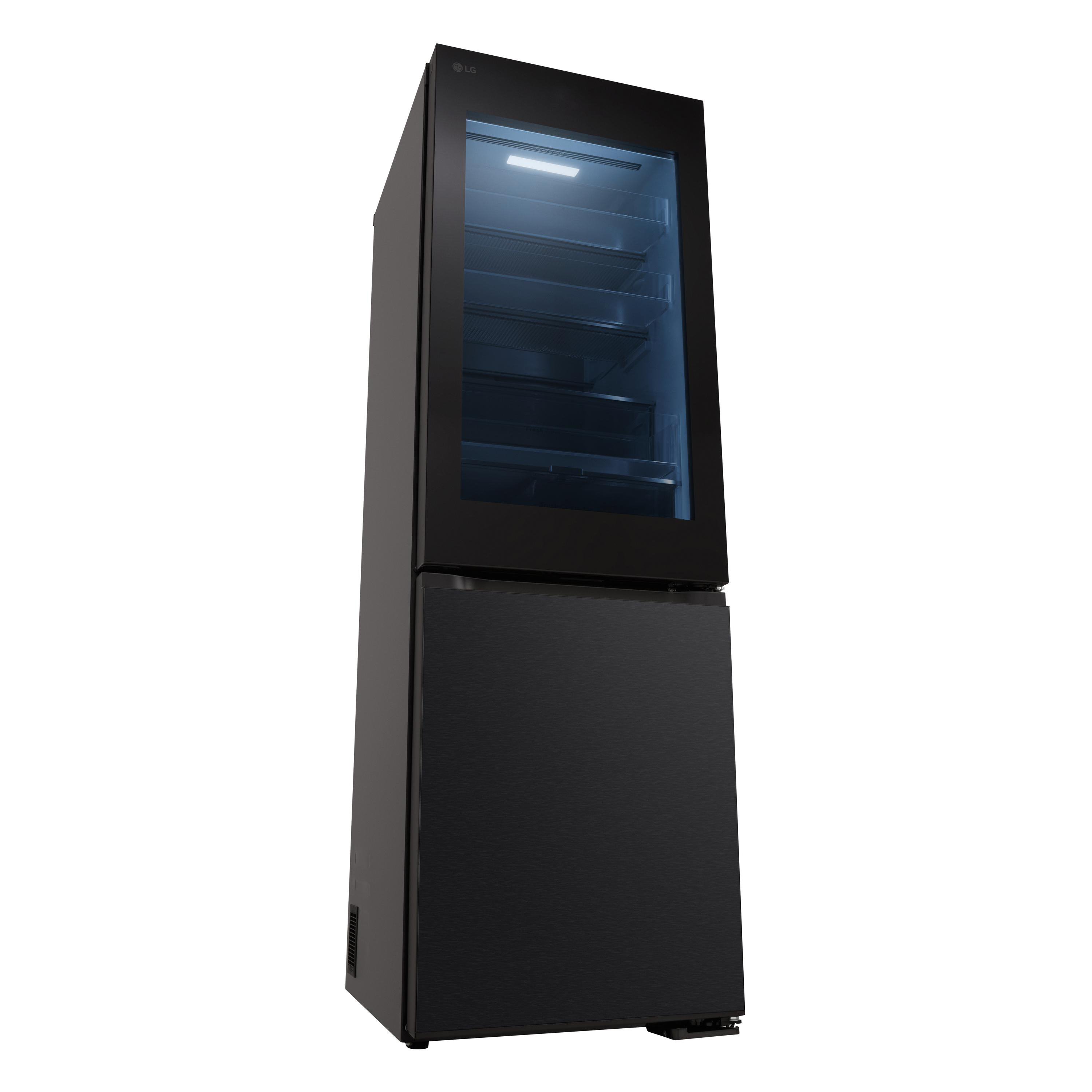 Schwarzer LG-Kühlschrank mit Glastür, vertikale Ansicht. Innenraum mit blauem Licht beleuchtet, Regale sichtbar.