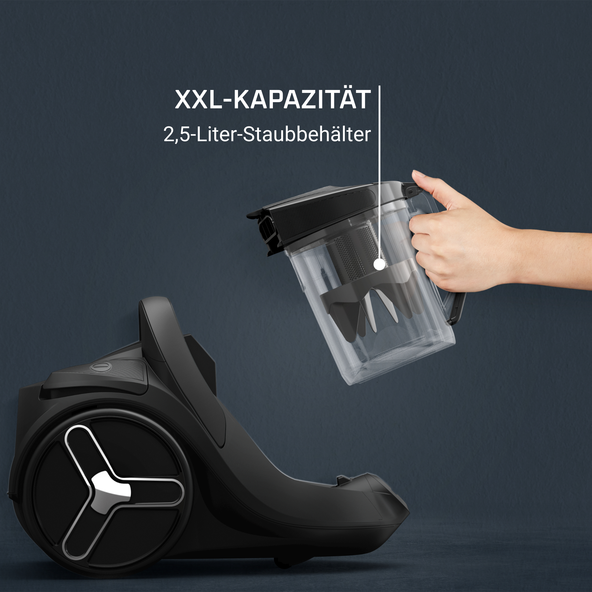 Person entfernt Staubbehälter von schwarzem Staubsauger. Text: XXL-KAPAZITÄT | 2,5-Liter-Staubbehälter.