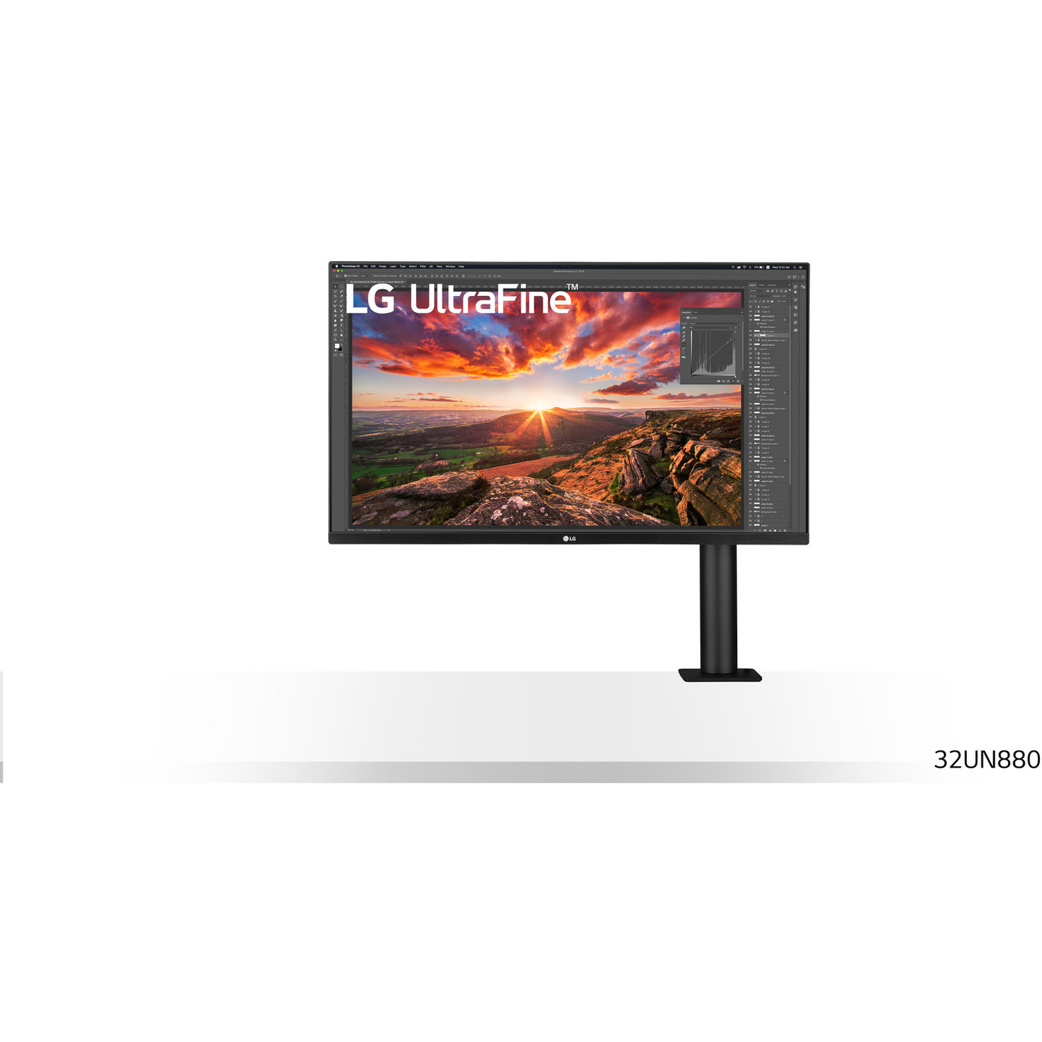 Een LG UltraFine monitor met een landschapsafbeelding. De monitor heeft een zwarte standaard. De achtergrond is wit.