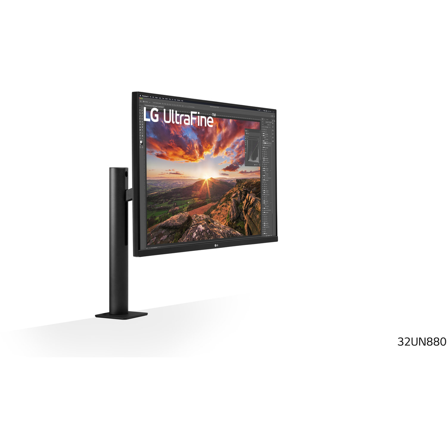 Een LG UltraFine monitor toont een landschapsafbeelding. Het is gemonteerd op een zwarte standaard. De achtergrond is wit.
