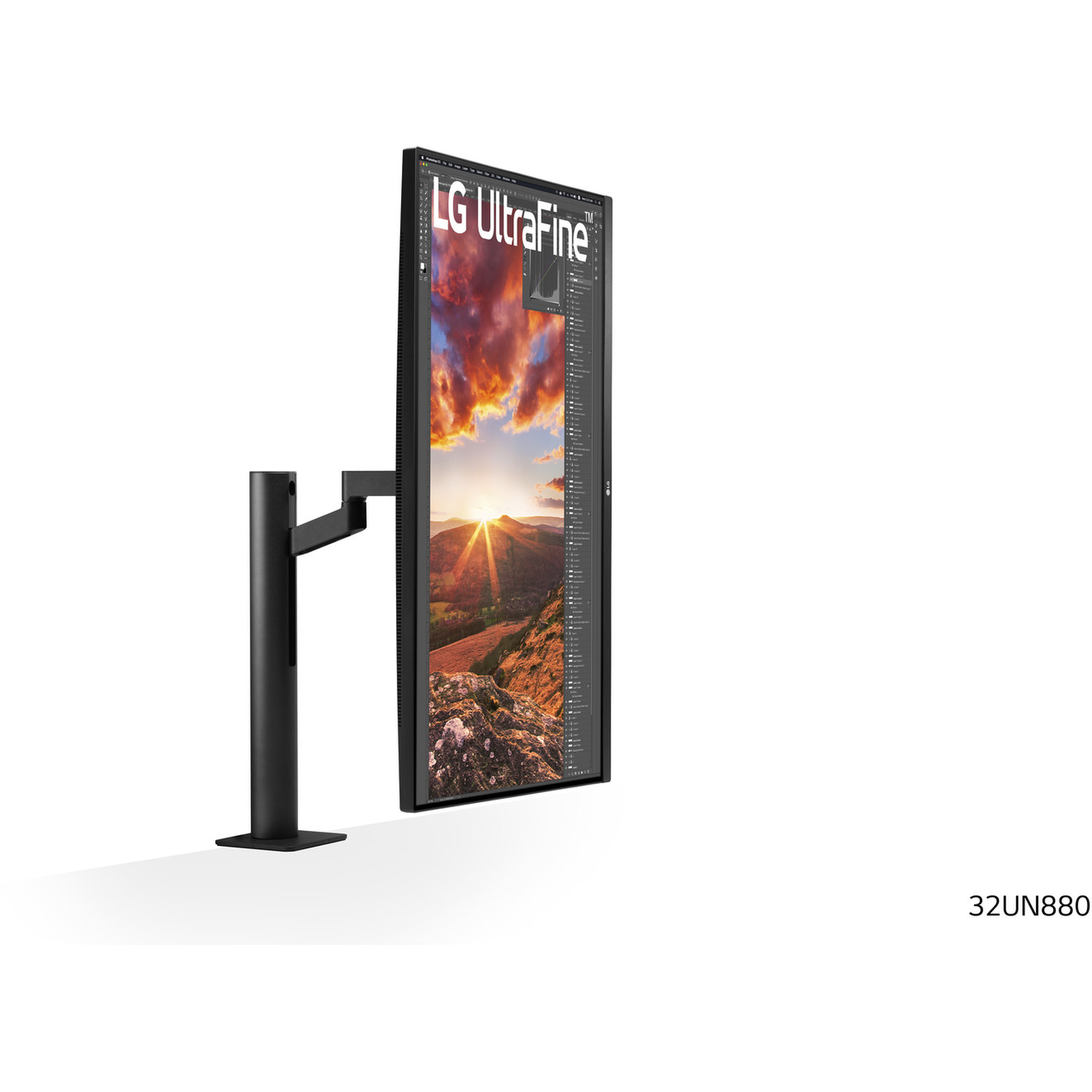 Een LG UltraFine monitor toont een landschapsafbeelding. Hij is gemonteerd op een zwarte arm en standaard. De achtergrond is wit.