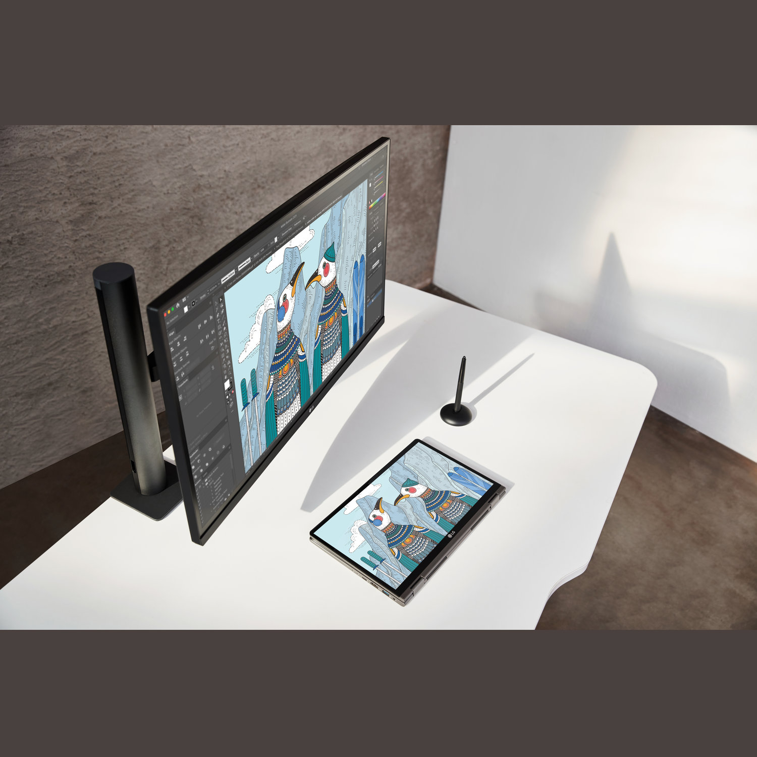 Een bureau met een monitor en een tablet toont een cartoon. Een stylus ligt naast de tablet. De achtergrond is een muur.
