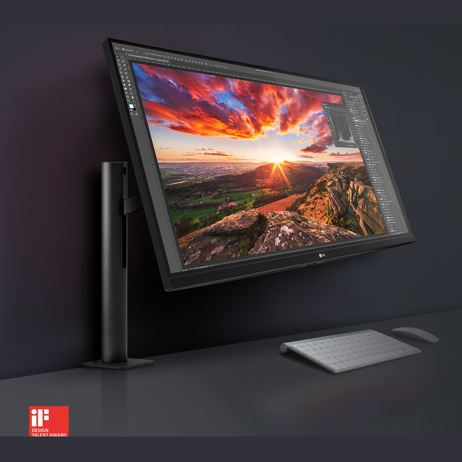 Een computermonitor toont een landschapsafbeelding. Een toetsenbord en muis liggen op het bureau. De monitor wordt ondersteund door een zwarte standaard.
