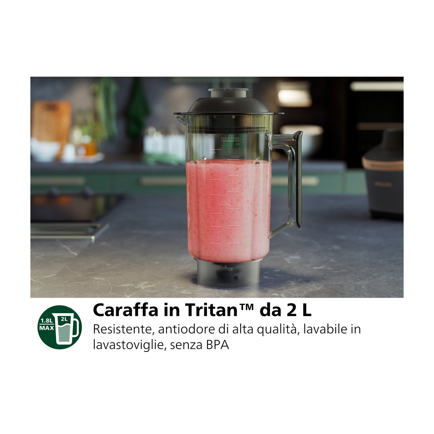 Un frullatore pieno di liquido rosa. Il frullatore è su un piano di lavoro. Sfondo verde e nero.