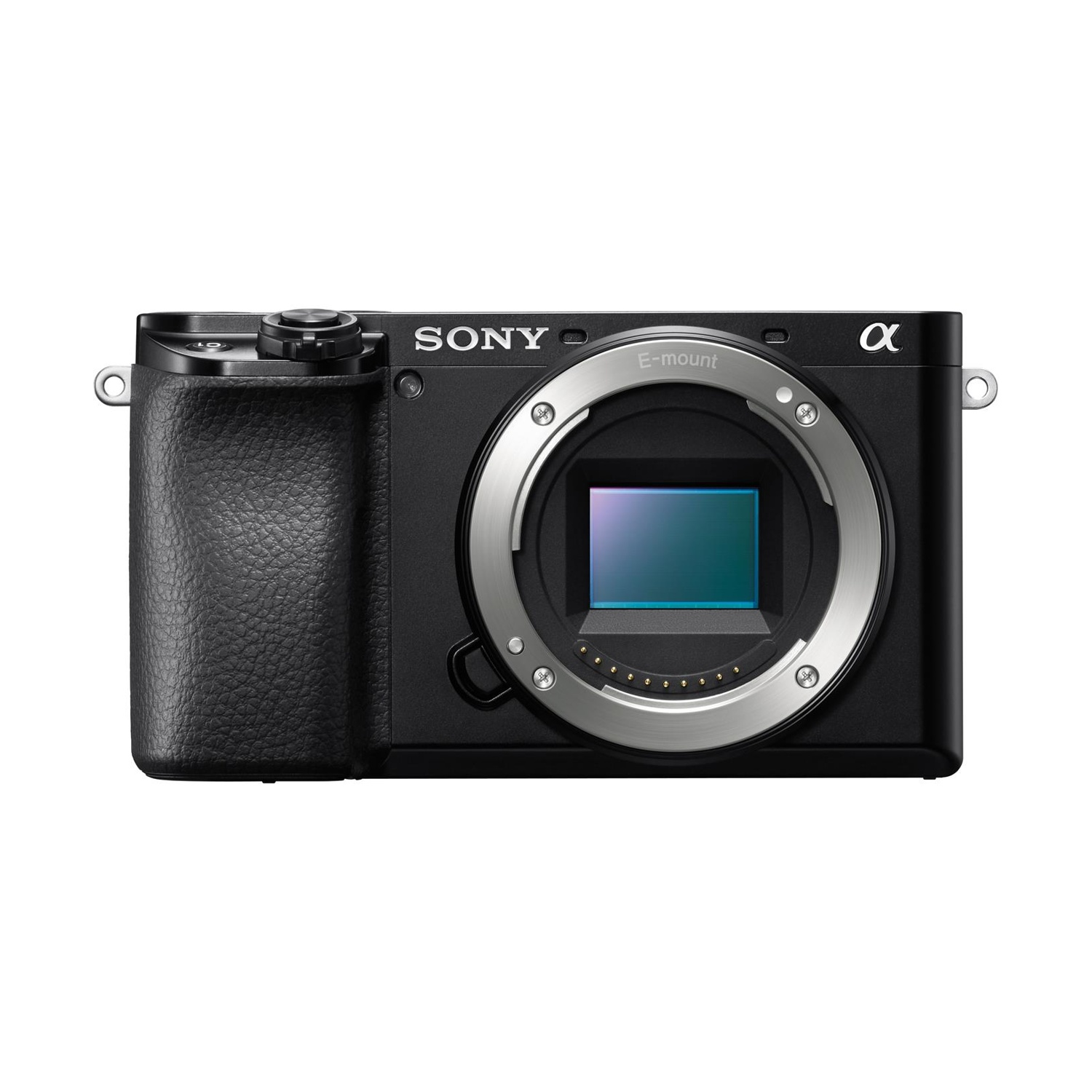 Fotocamera mirrorless nera, vista frontale. Attacco obiettivo argentato. Logo Sony.