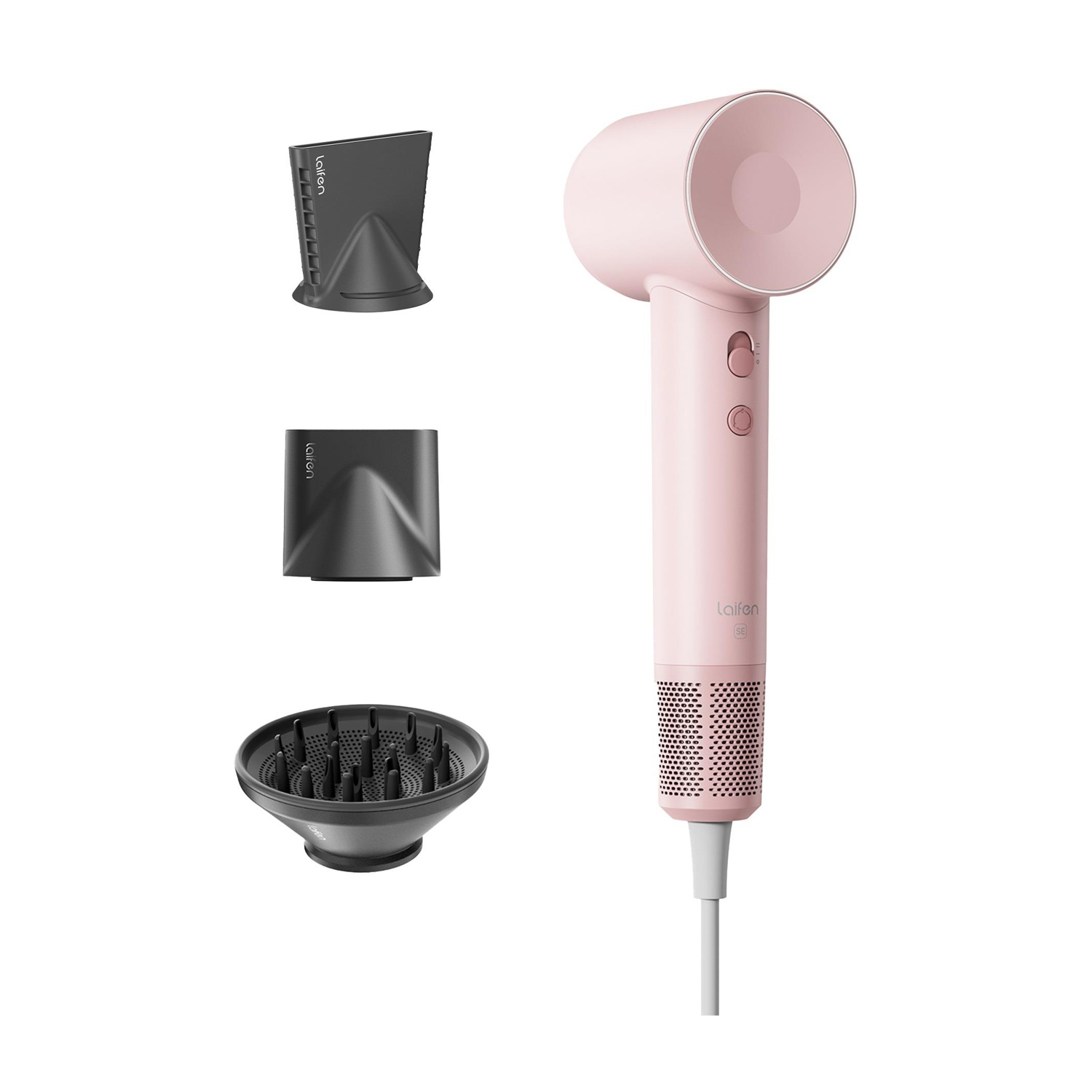 Asciugacapelli rosa con accessori per diversi scopi di styling, isolato su bianco.