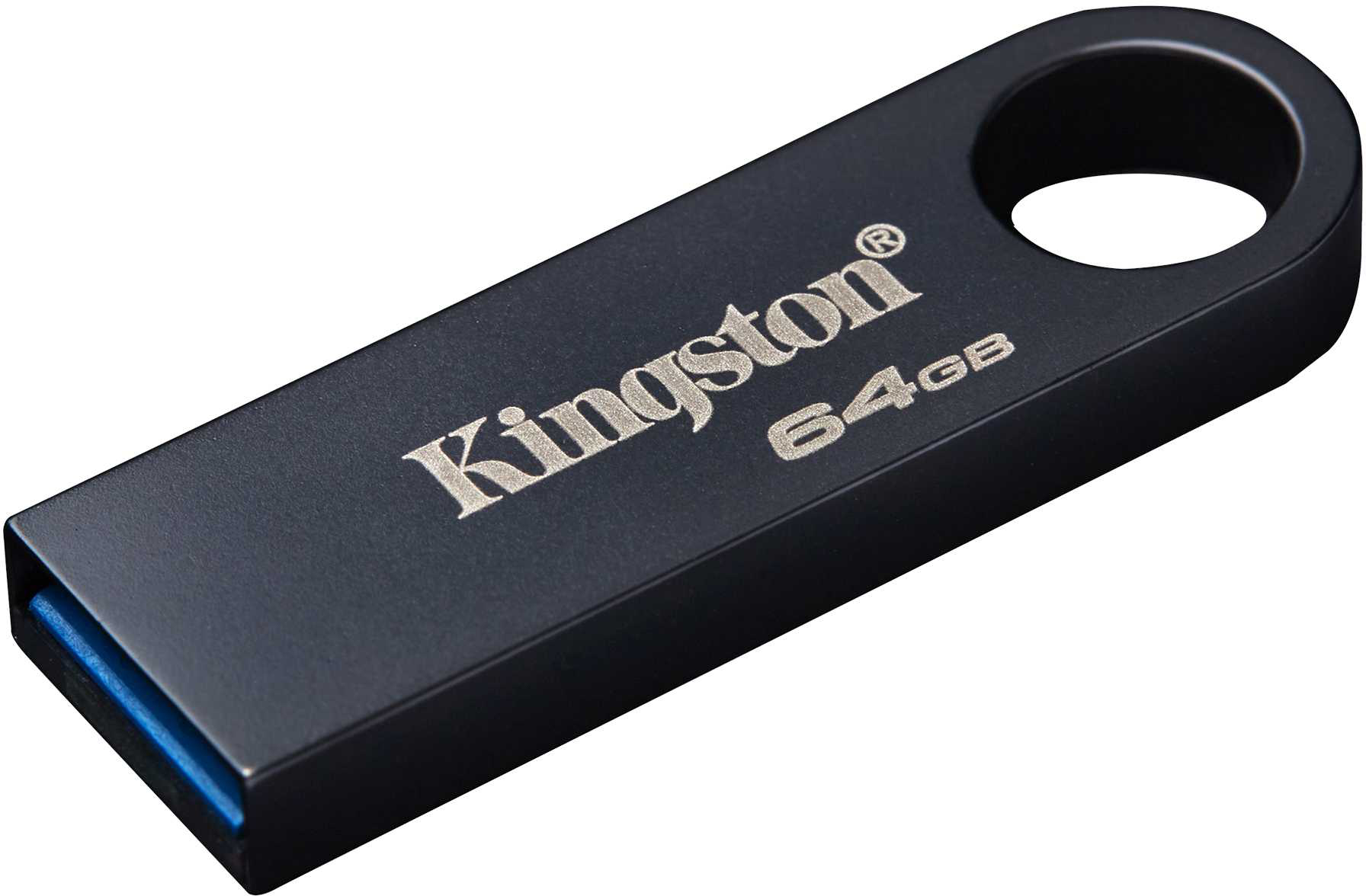 Egy fekete Kingston 64GB-os USB meghajtó, rajta a Kingston és 64GB feliratokkal.