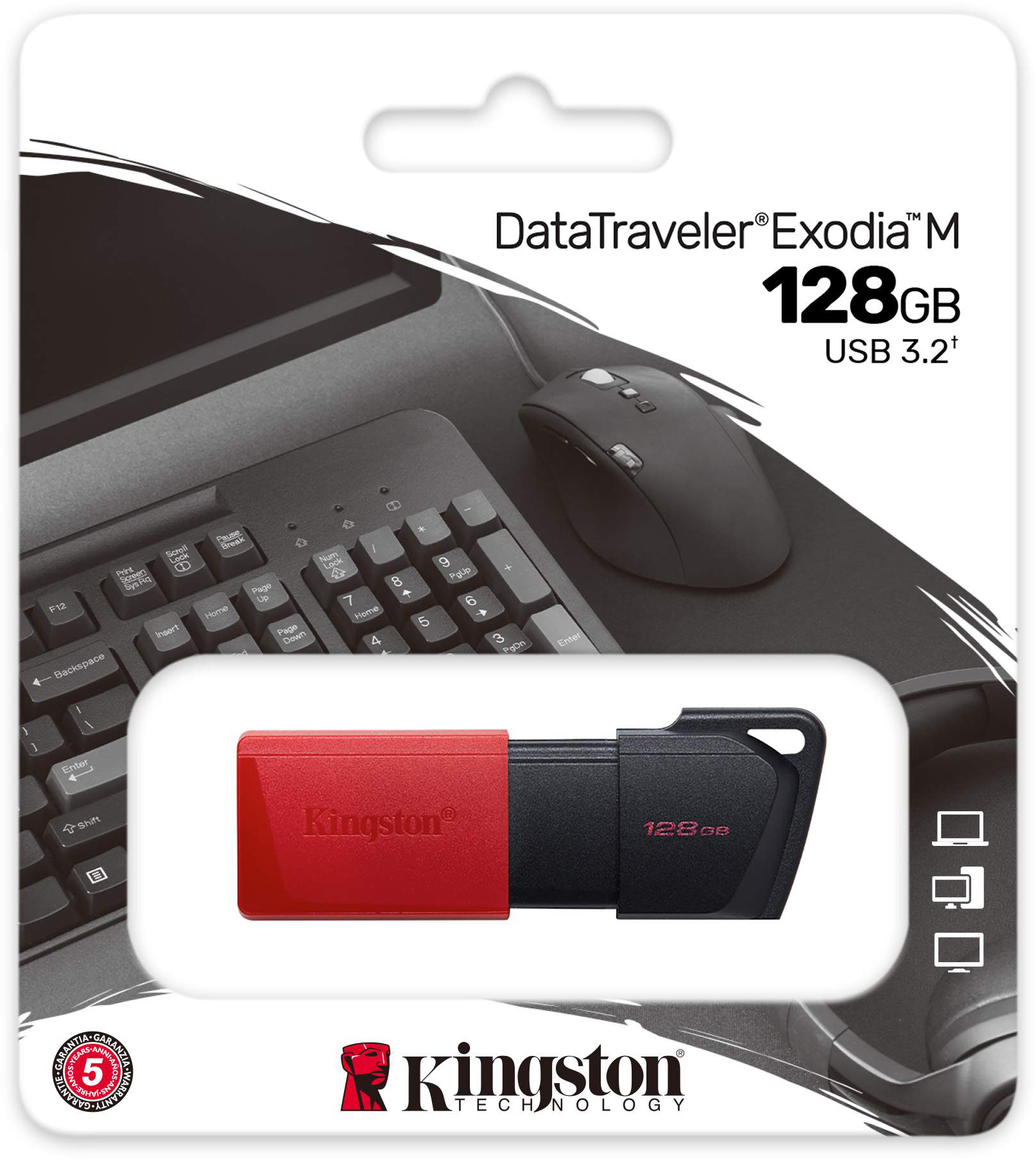 Egy piros-fekete USB-meghajtó csomagolásban egy asztalon, egérrel és billentyűzettel. Fehér háttér.