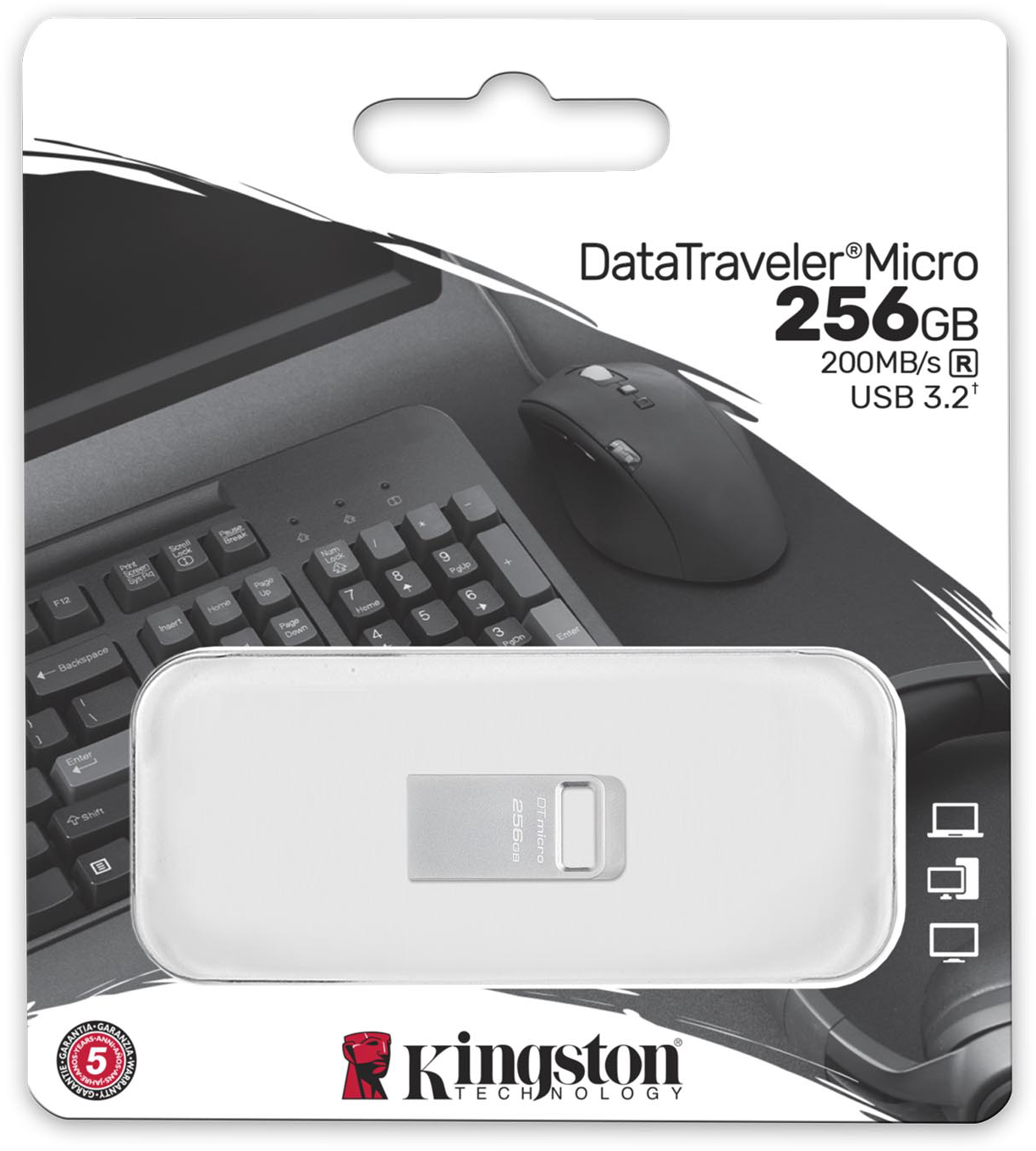 Fehér Kingston DataTraveler Micro 256GB USB-meghajtó, asztalon, billentyűzet és egér mellett.