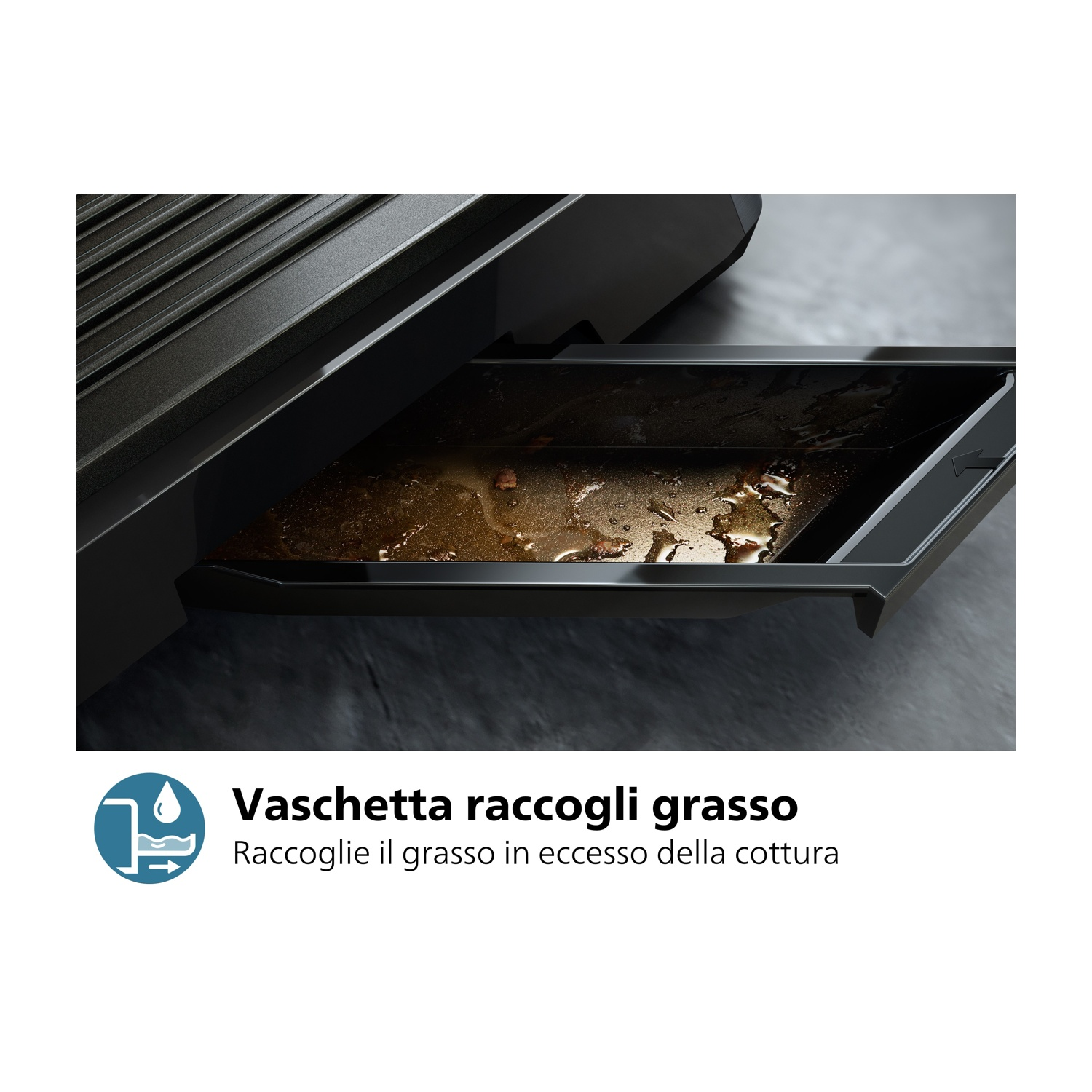 Primo piano del vassoio raccogli grasso di una griglia da interno, che mostra la raccolta del grasso.