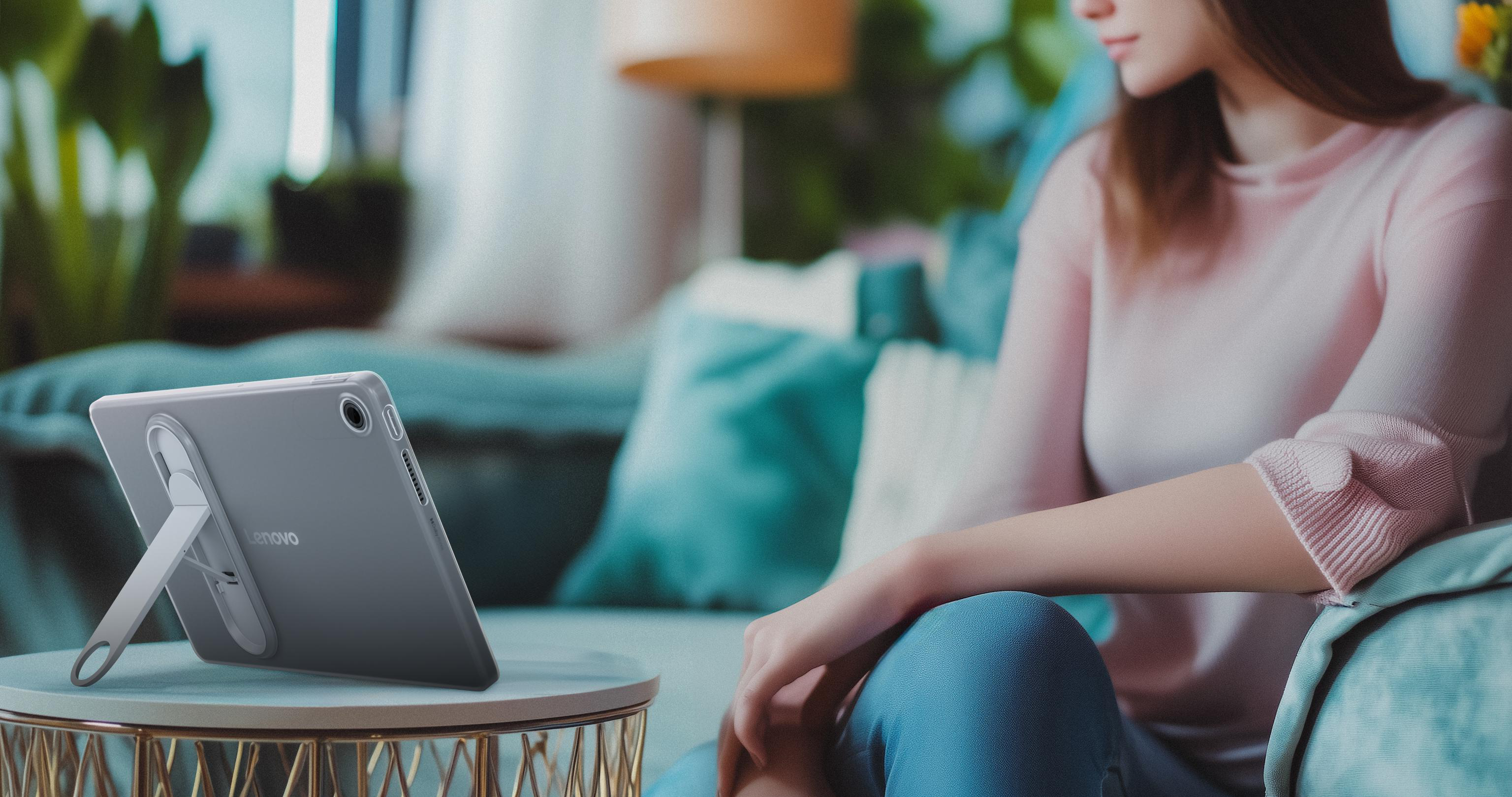 Frau benutzt Tablet auf Tisch mit Ständer, sitzt auf Couch, in einem Raum mit blauem Sofa.