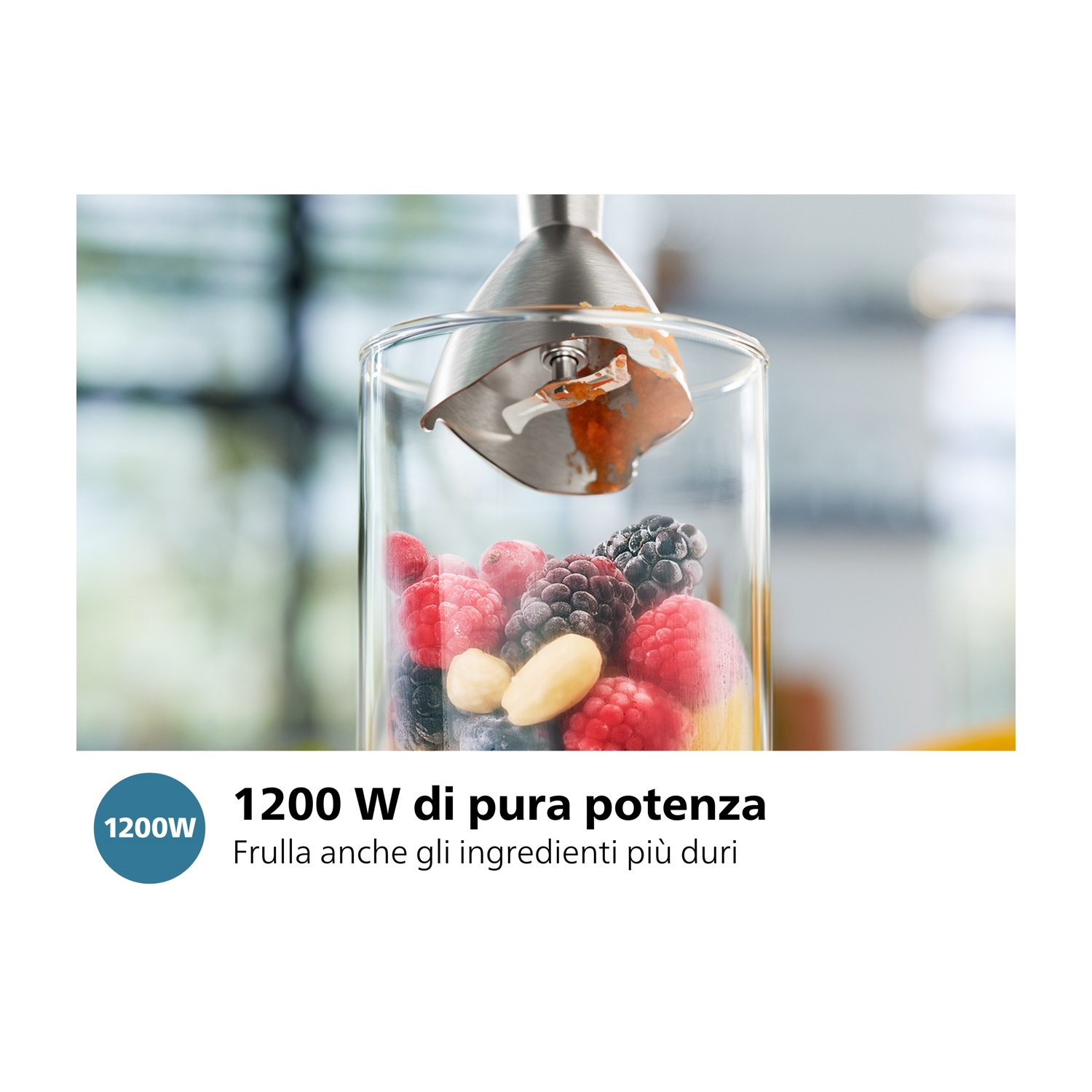 Frullatore a immersione con un bicchiere di frutti di bosco e noci. Testo: 1200 W di pura potenza. Sfondo: Bianco.