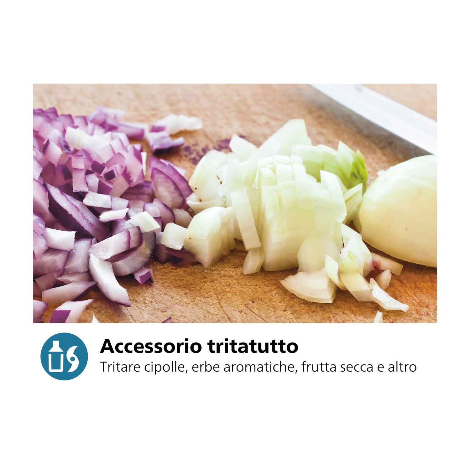 Cipolle rosse e bianche tritate su un tagliere di legno.