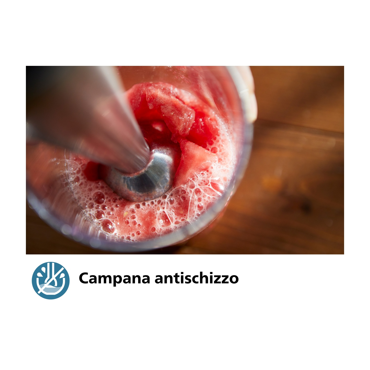 Primo piano di una persona che frulla l'anguria in una tazza.