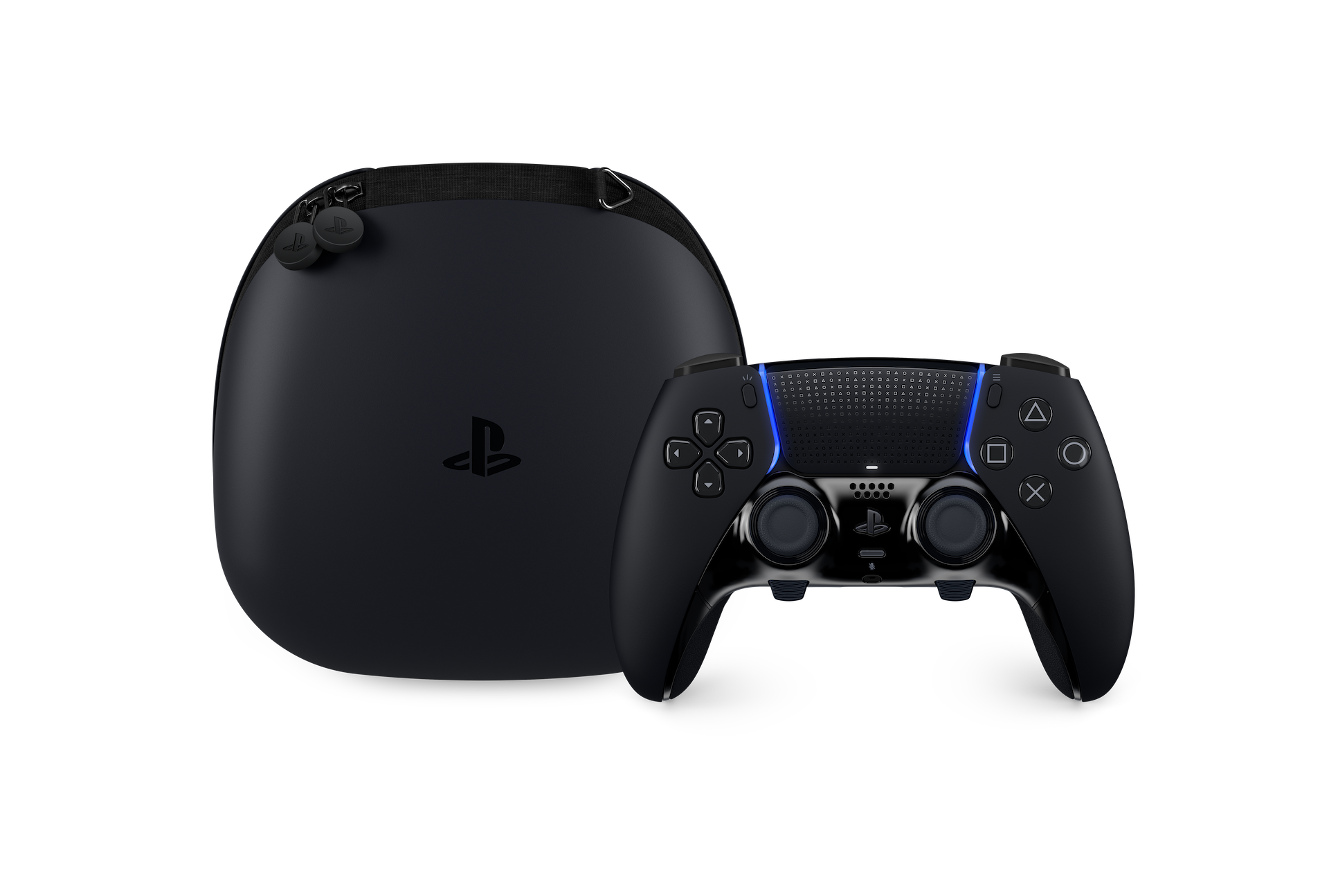 Schwarzer PS5-Controller und Tragetasche auf schwarzem Hintergrund. Der Controller hat blaue Lichter.