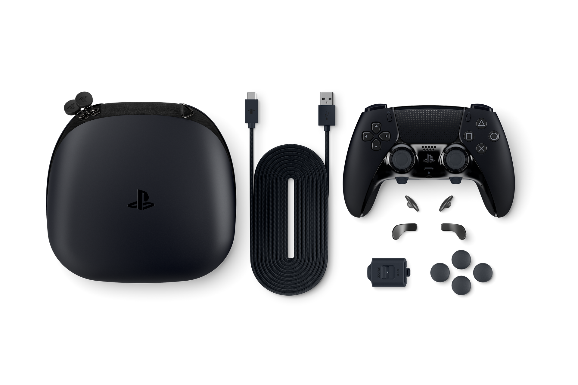 Schwarzer Gaming-Controller, Etui und Zubehör auf schwarzem Hintergrund. PlayStation-Logo.
