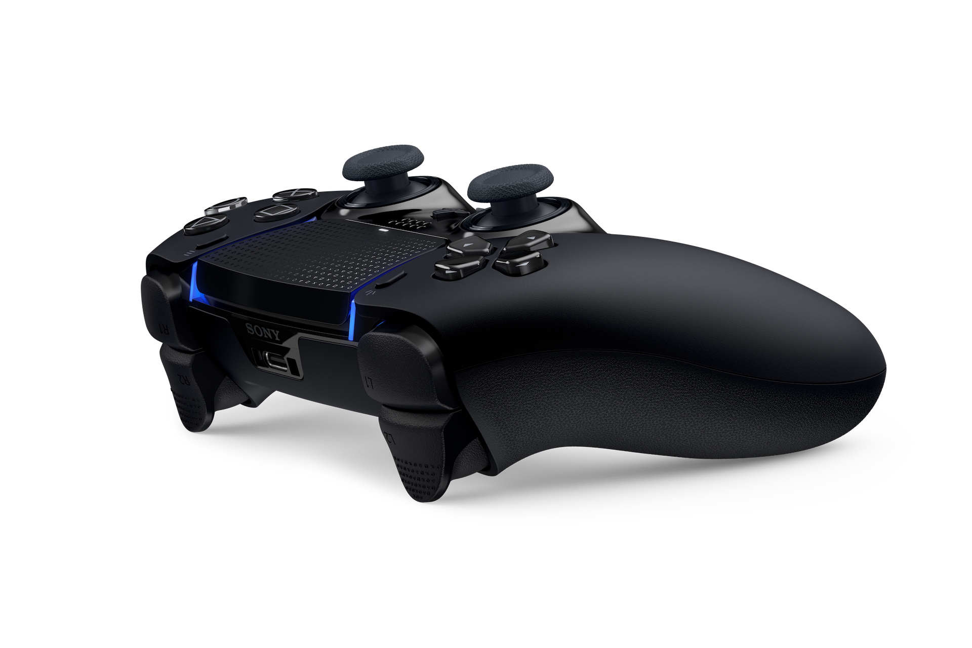 Ein schwarzer Spielcontroller mit Tasten auf schwarzem Hintergrund.