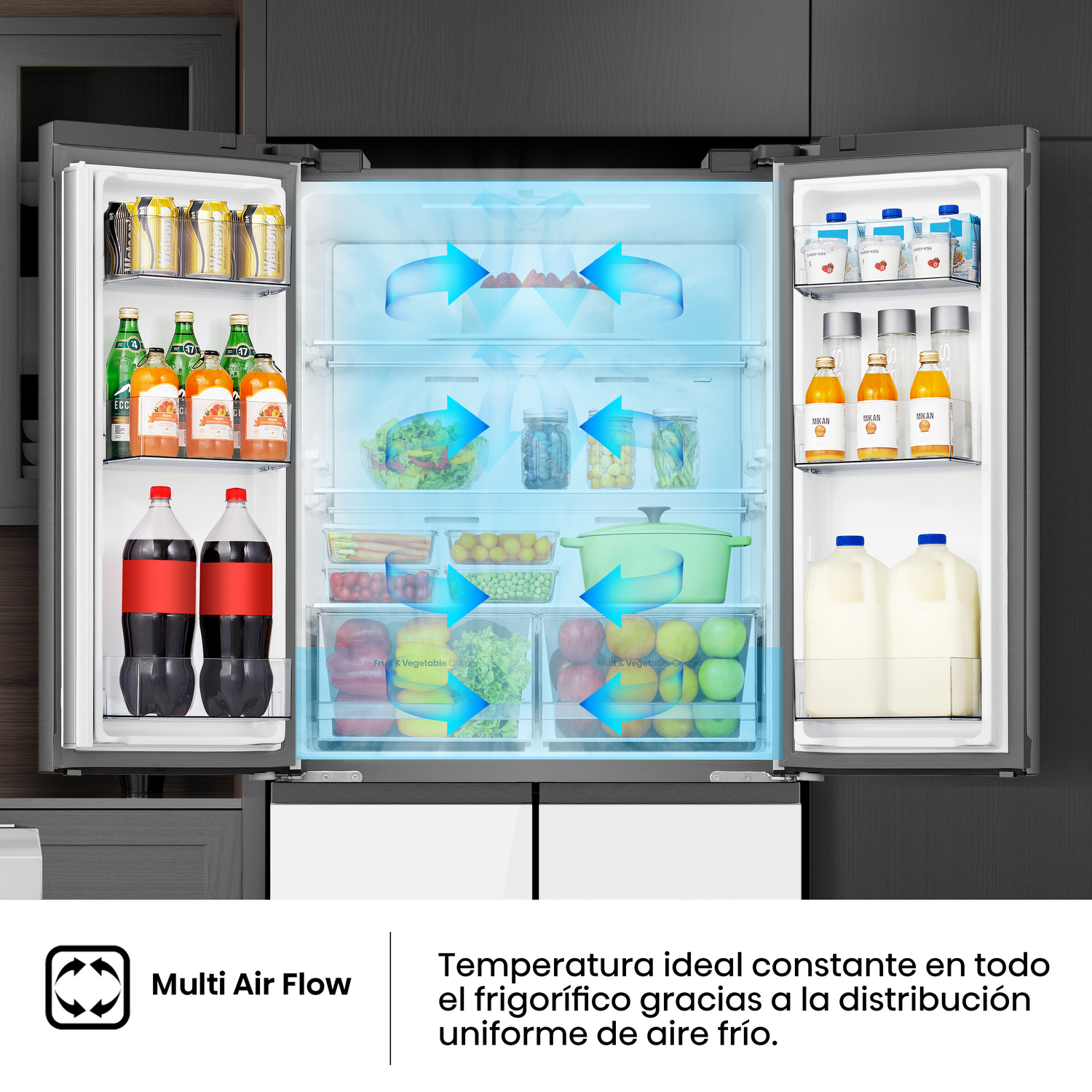 Refrigerador con las puertas abiertas, mostrando los artículos dentro.