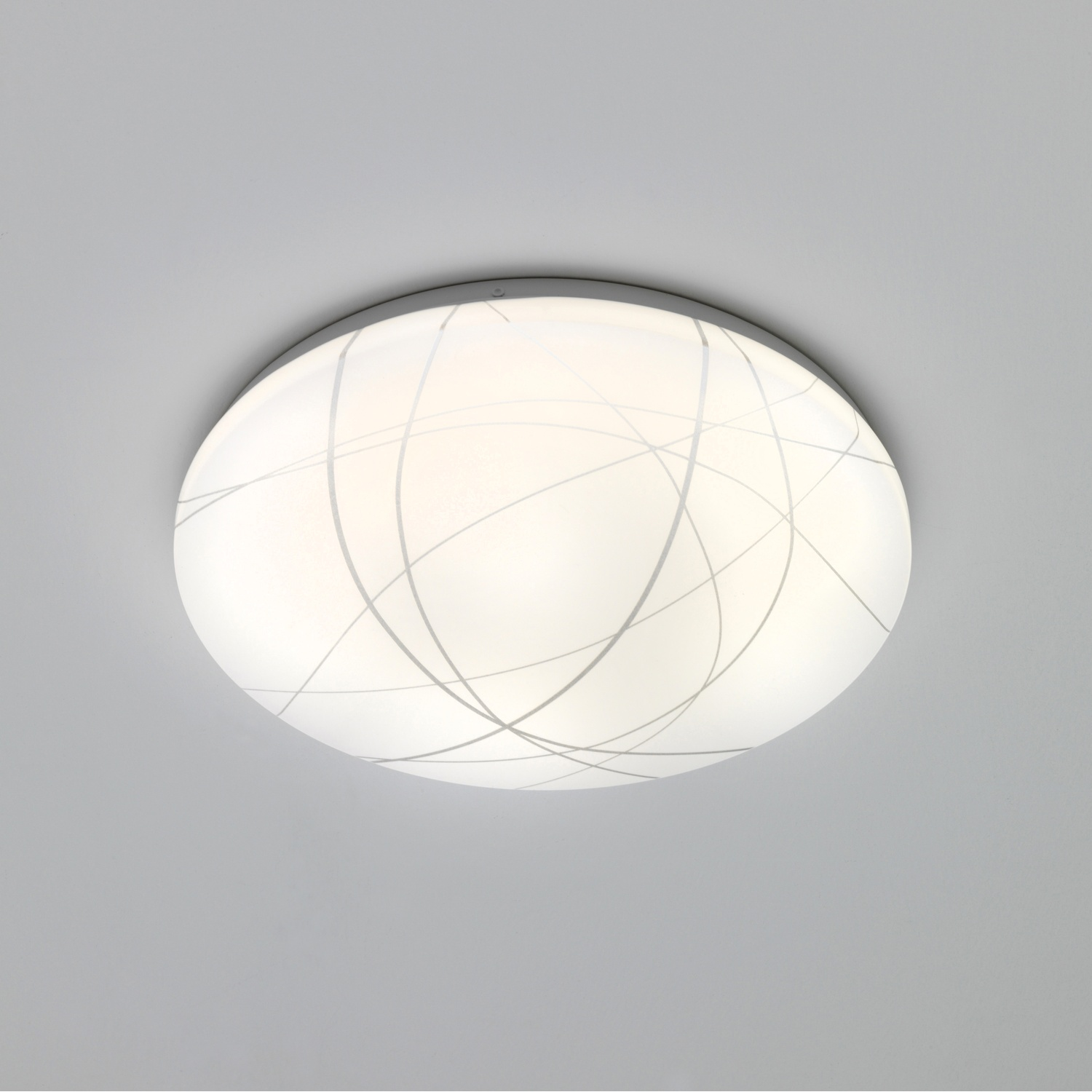 Plafoniera rotonda bianca con un motivo di linee grigie. È montata su un soffitto grigio.