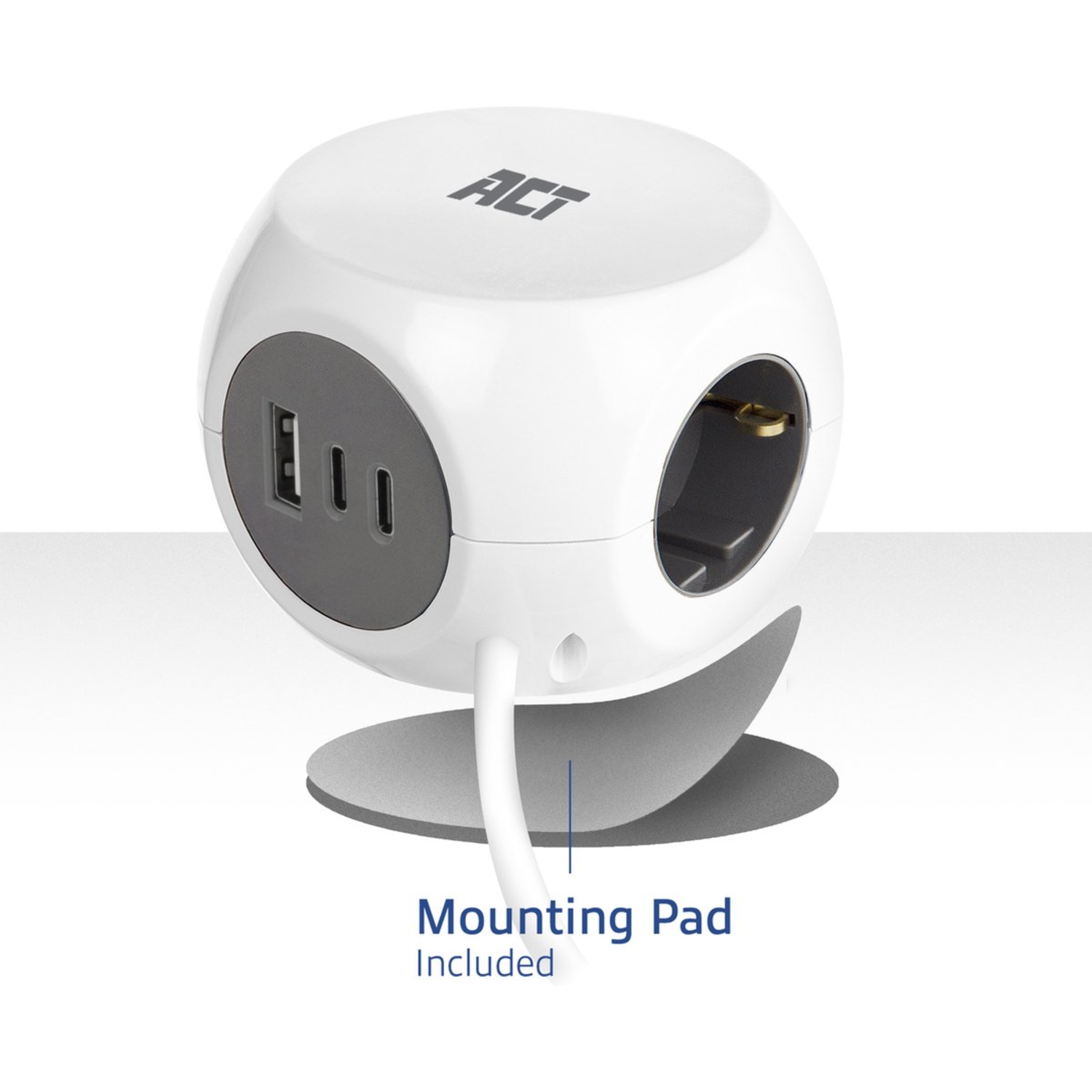 Witte kubusvormige voedingsadapter met meerdere stopcontacten en USB-poorten, met montagepad.