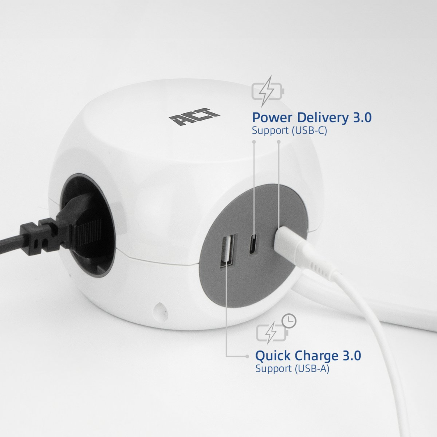 Een witte power cube-oplader met gelabelde USB-poorten en een netsnoer.