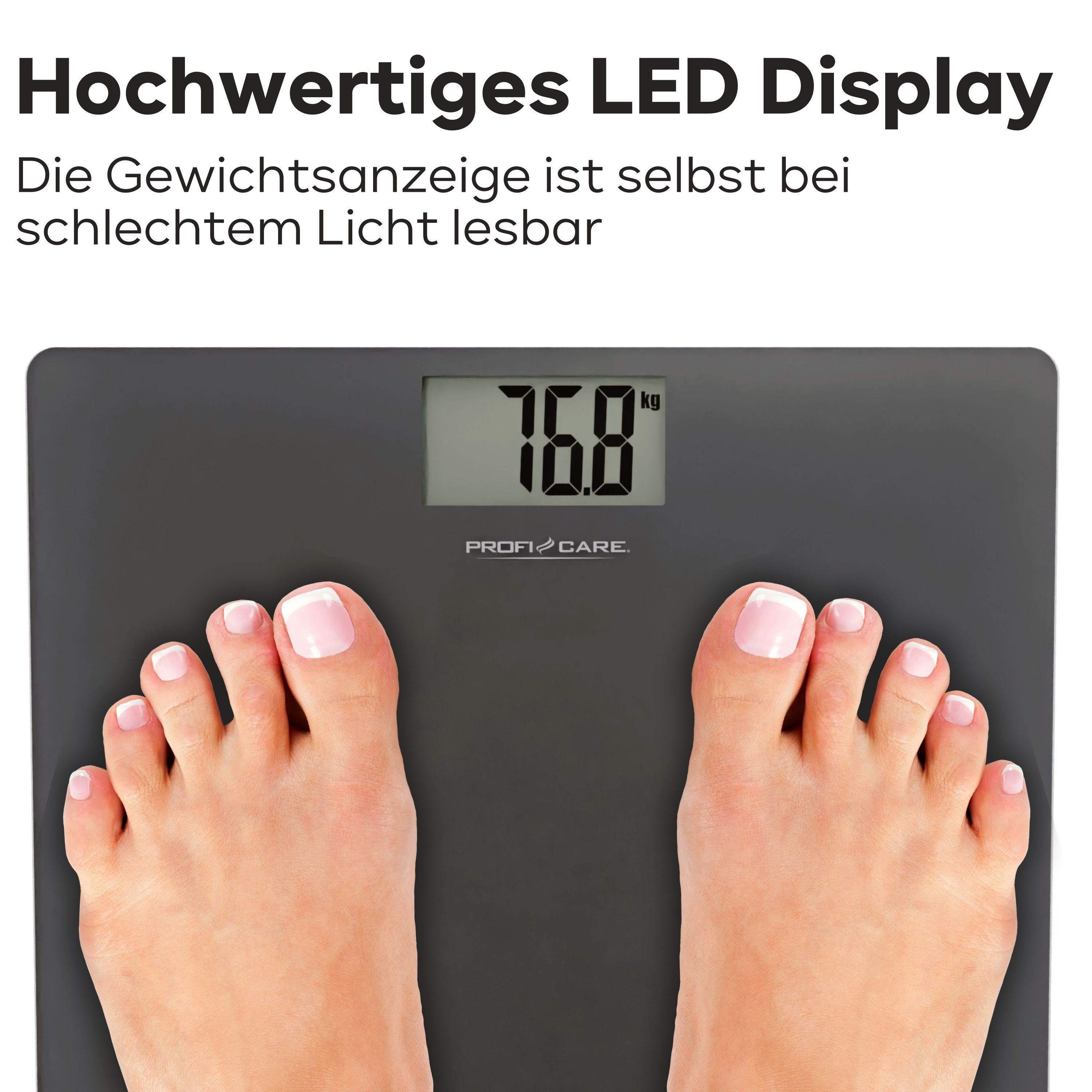 Füße stehen auf einer dunkelgrauen Digitalwaage. Anzeige: 76,8 kg. Gepflegte Zehennägel.