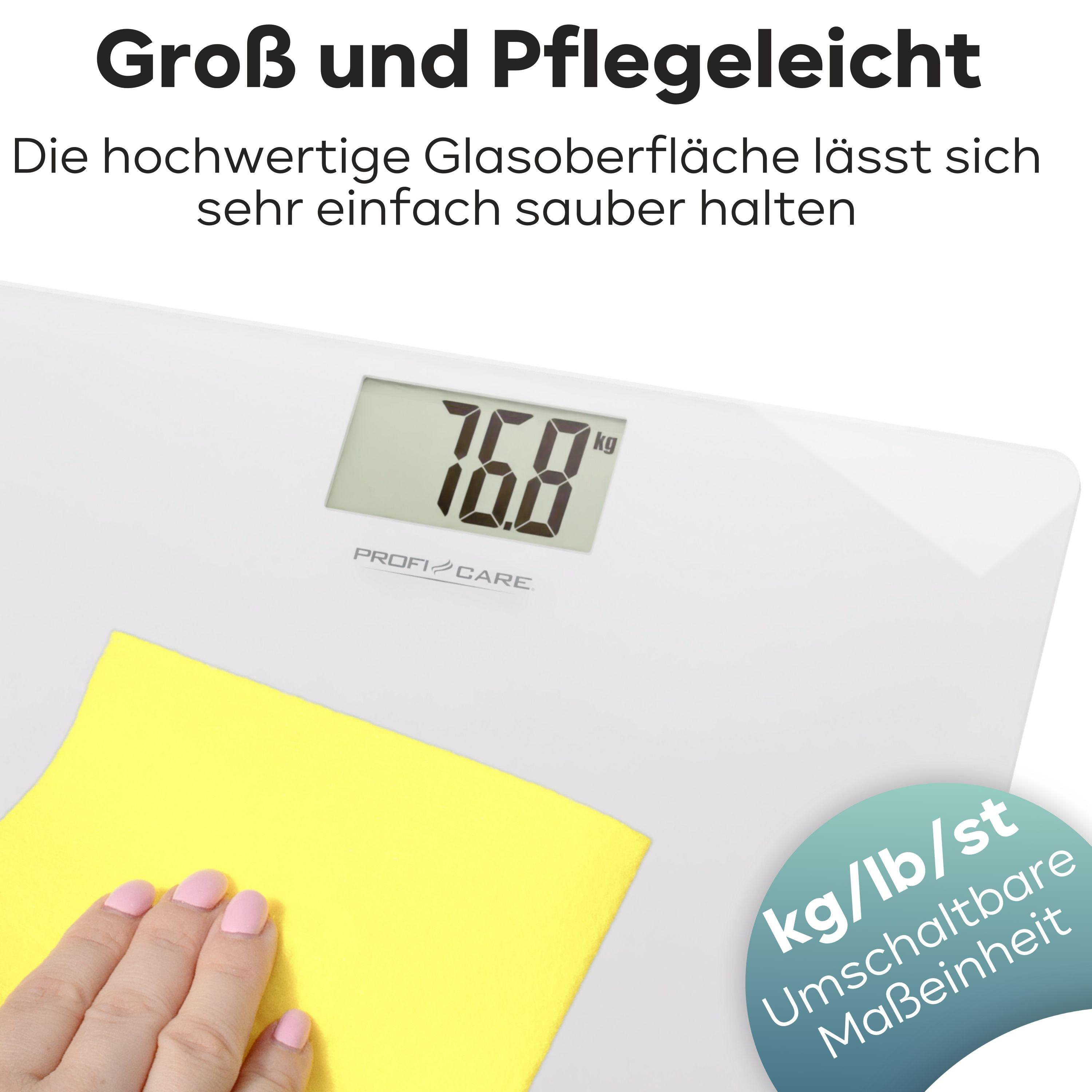 Hand wischt weiße Digitalwaage mit gelbem Tuch. Anzeige: 76,8 kg, kg/lb/st-Label.