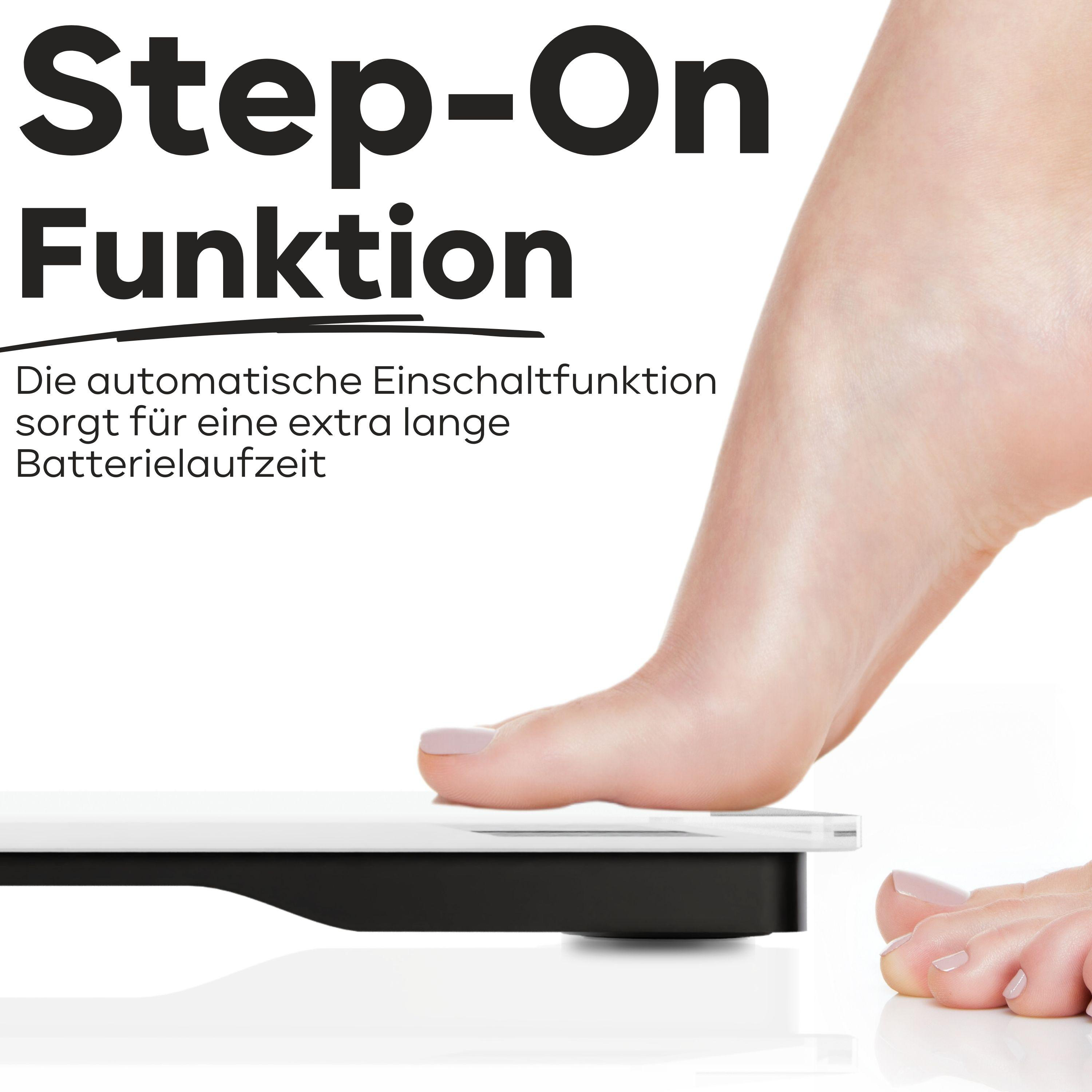 Ein Fuß tritt auf eine weiß-schwarze Waage mit Text zur Step-On-Funktion.