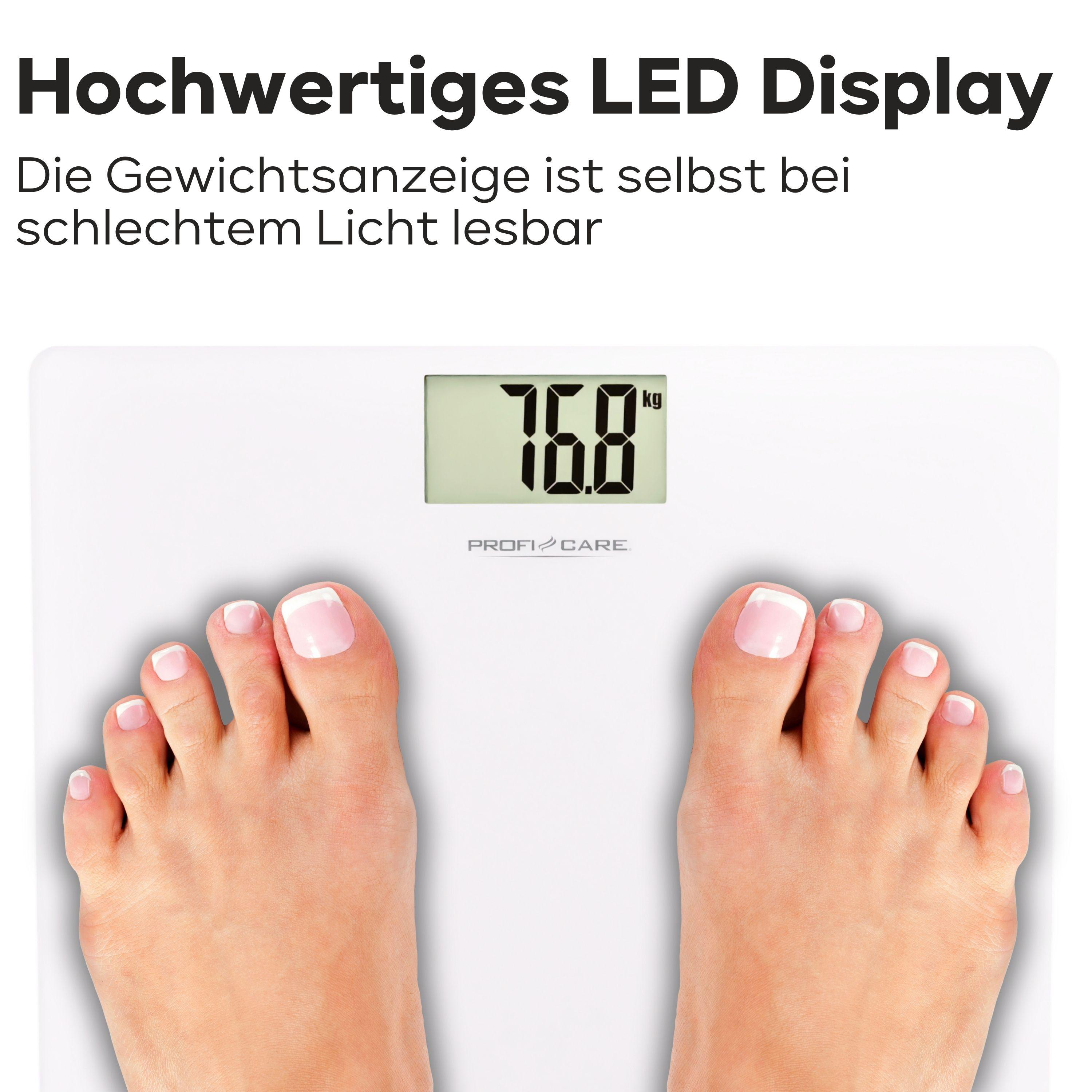Füße einer Person auf einer weißen Digitalwaage, Gewicht 76,8 kg.