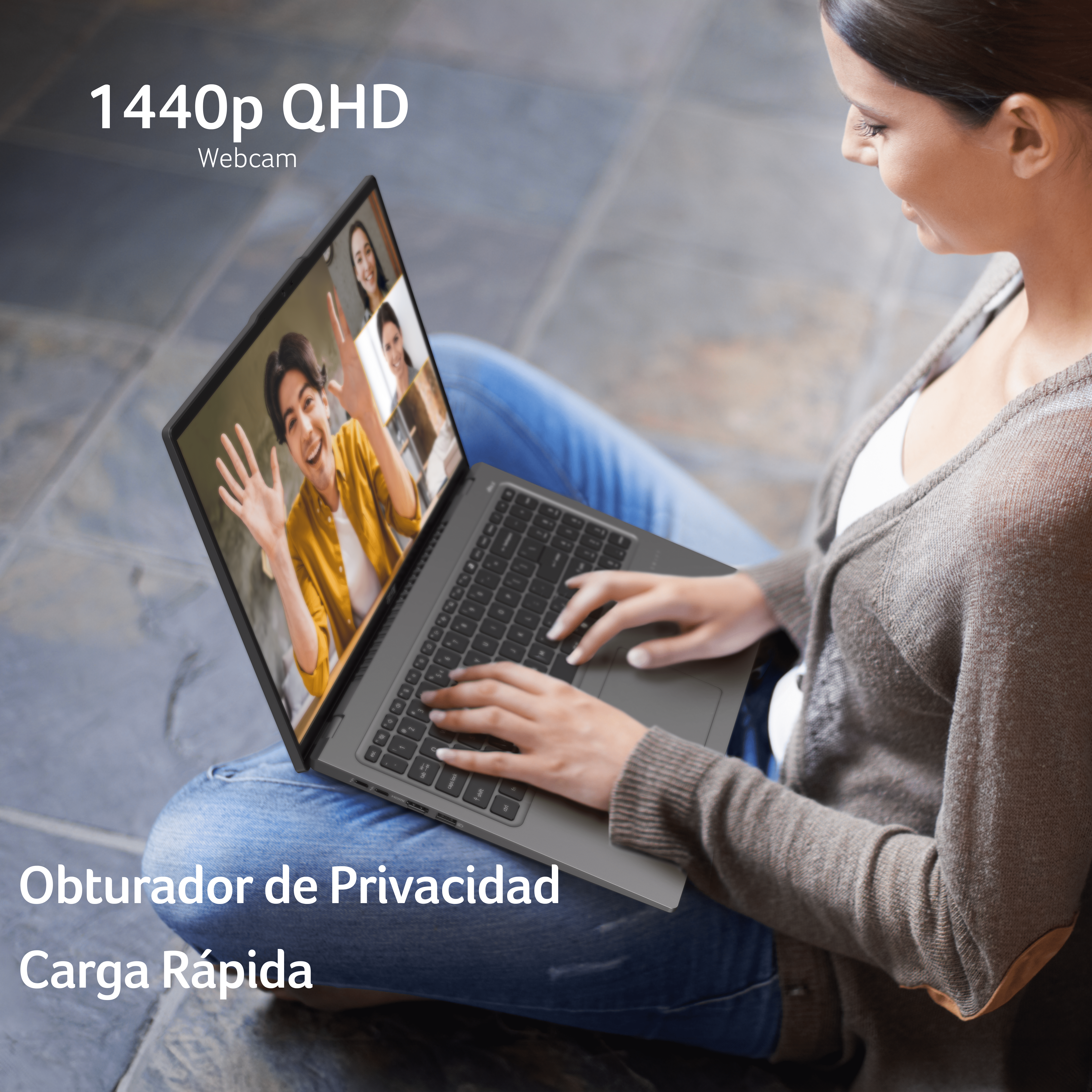 Un portátil con fondo blanco está sobre una mesa blanca.